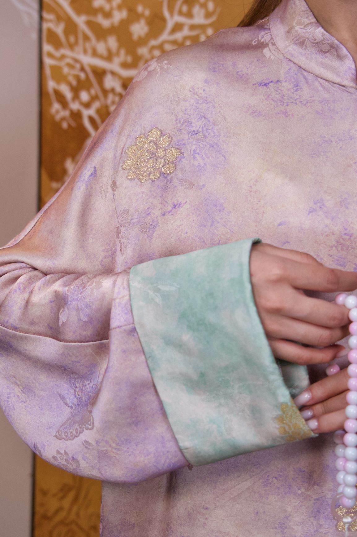 古月茗里【粉芝承露】新中式粉色梦幻印花金色纽扣落肩立领绿色拼袖外套