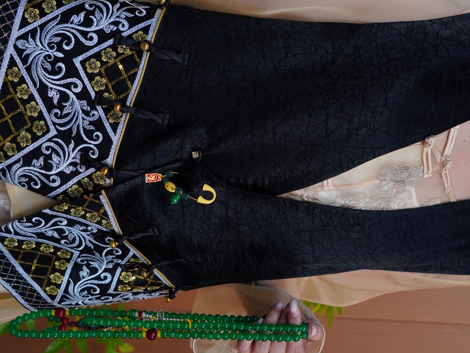 古月茗里【墨染风华】新中式黑色醋酸龟裂纹不规则下摆刺绣拼接马甲