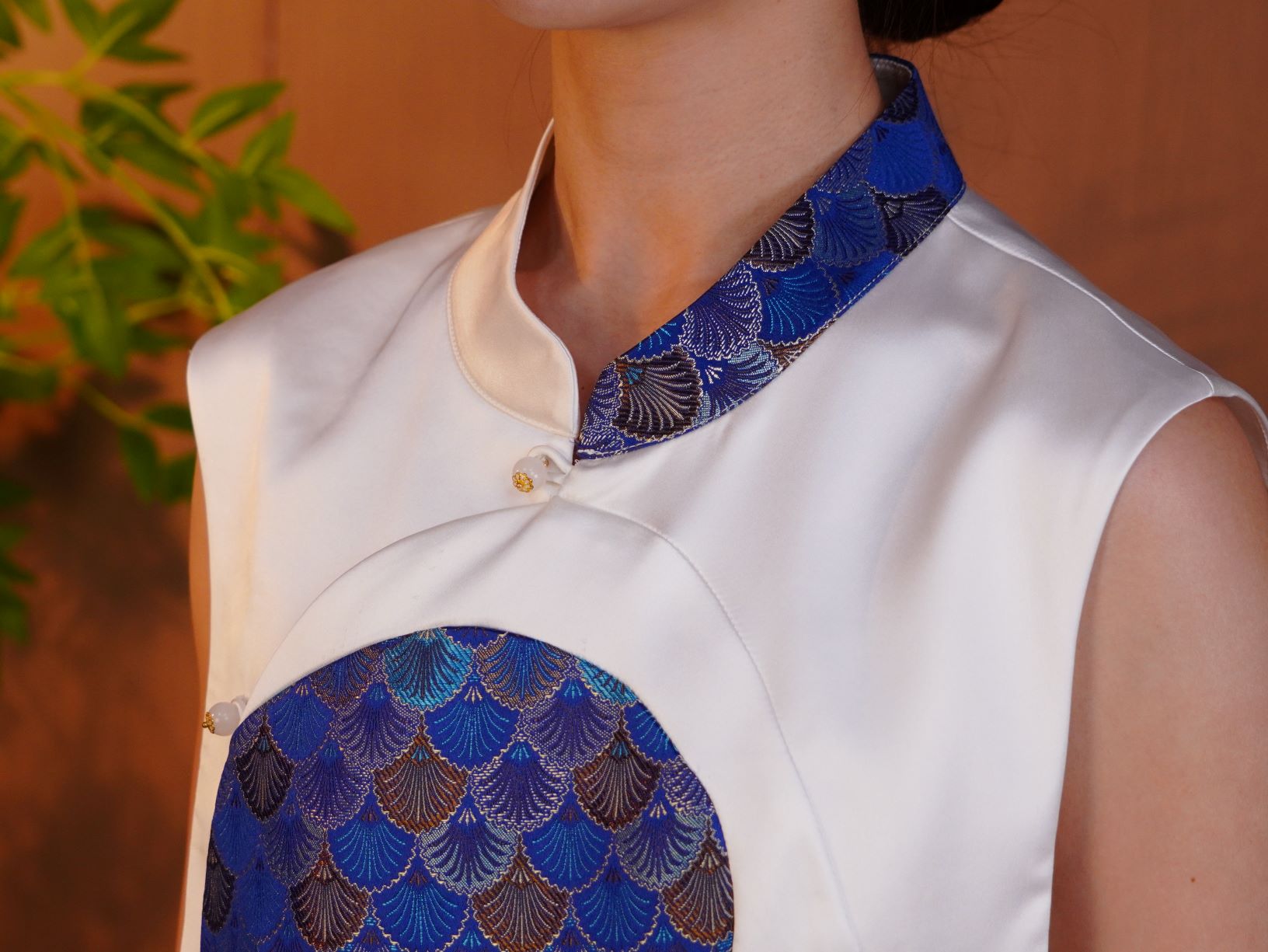 古月茗里【青花瓷】新中式设计感醋酸不规则前片领口拼接无袖立领马甲