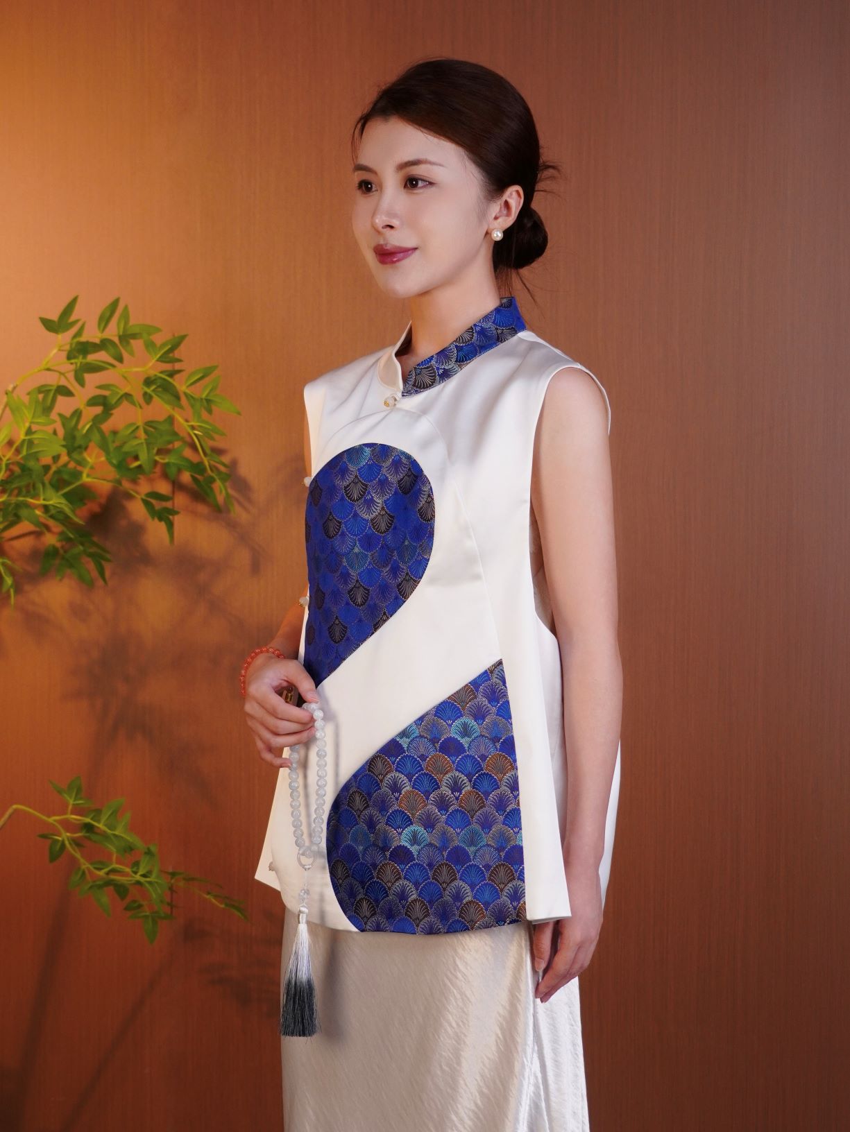 古月茗里【青花瓷】新中式设计感醋酸不规则前片领口拼接无袖立领马甲