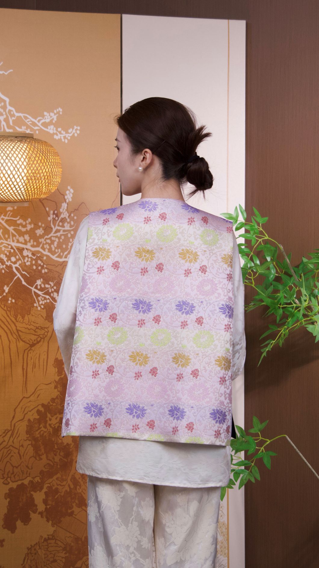 古月茗里【粉锻裁云】新中式宋锦花型图案金色盘扣圆领粉色马甲