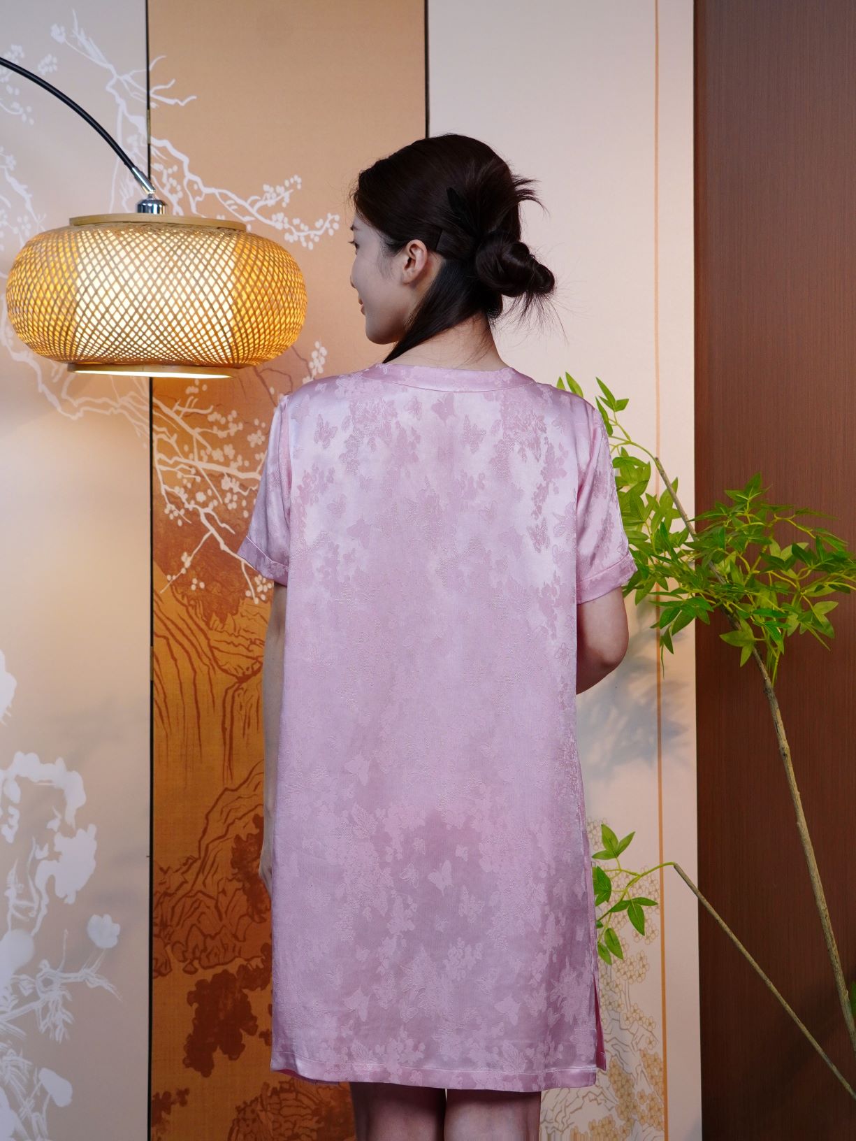 古月茗里【藕香凝露】新中式粉色蝴蝶暗纹提花圆领斜襟盘扣中长款侧开叉连衣裙