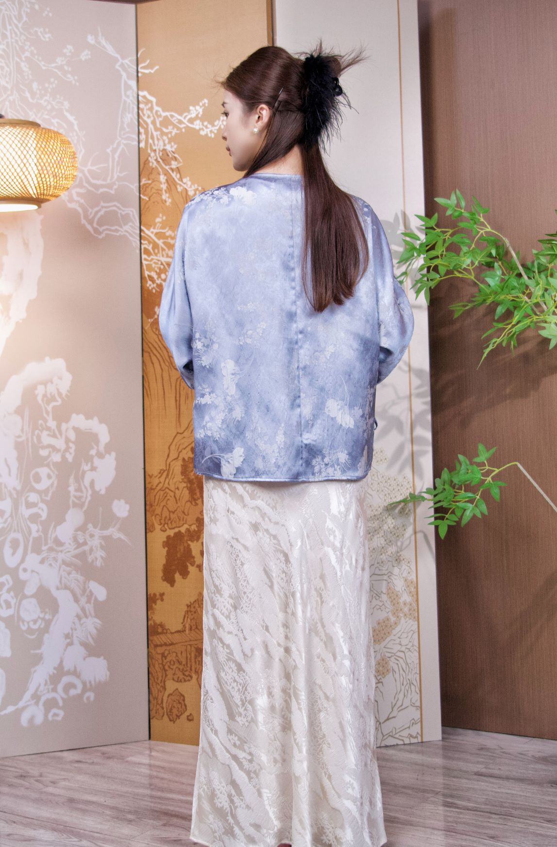 古月茗里【霁蓝凝霜】新中式蓝色梦幻印花流苏绑带落肩圆领白色拼袖外套