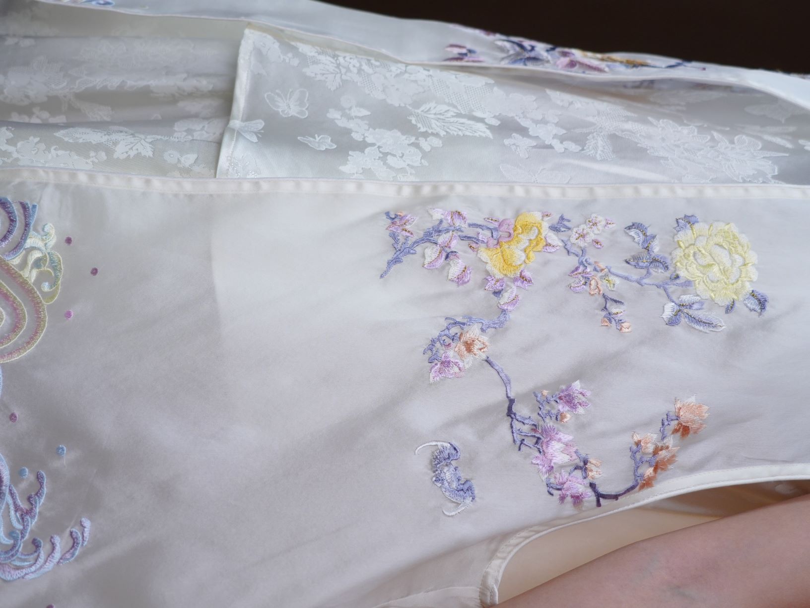 古月茗里【月白华裳】新中式白色双纱微透重工刺绣单扣立领无袖披风敞开式马甲