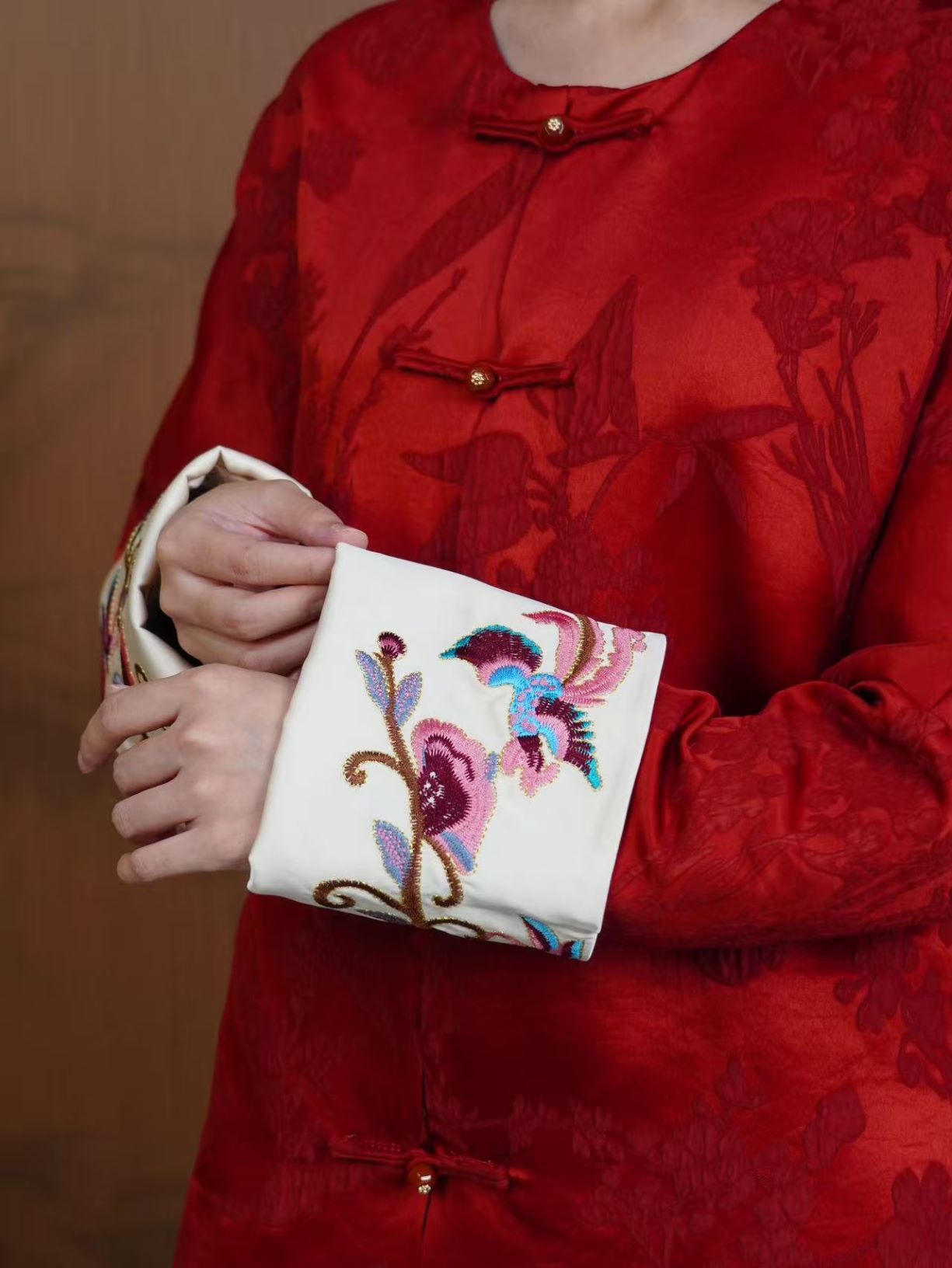 古月茗里【绣蝶栖衣】新中式红色暗纹提花重工袖口刺绣盘扣圆领外套