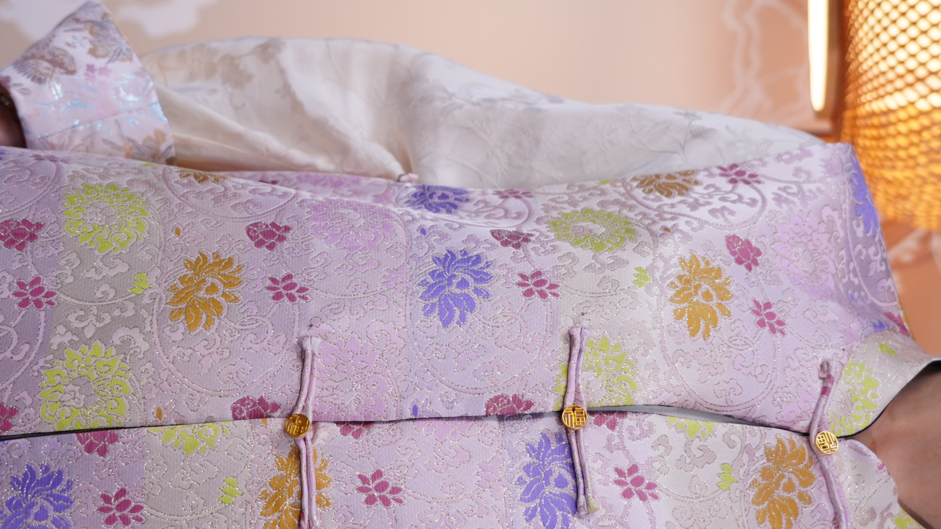 古月茗里【粉锻裁云】新中式宋锦花型图案金色盘扣立领粉色马甲