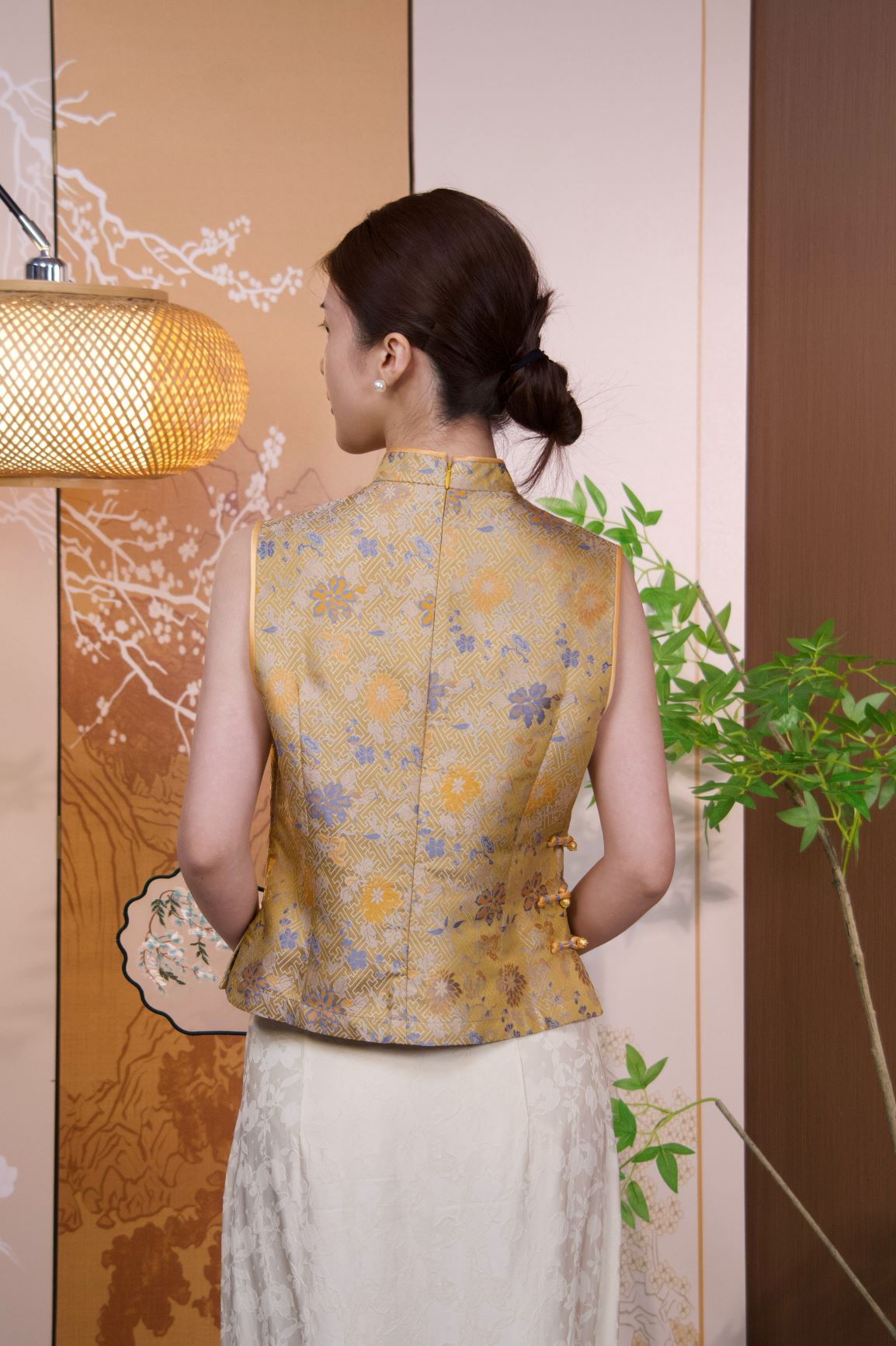 古月茗里【藤黄织梦】新中式姜黄色宋锦金色盘扣立领无袖背心上衣