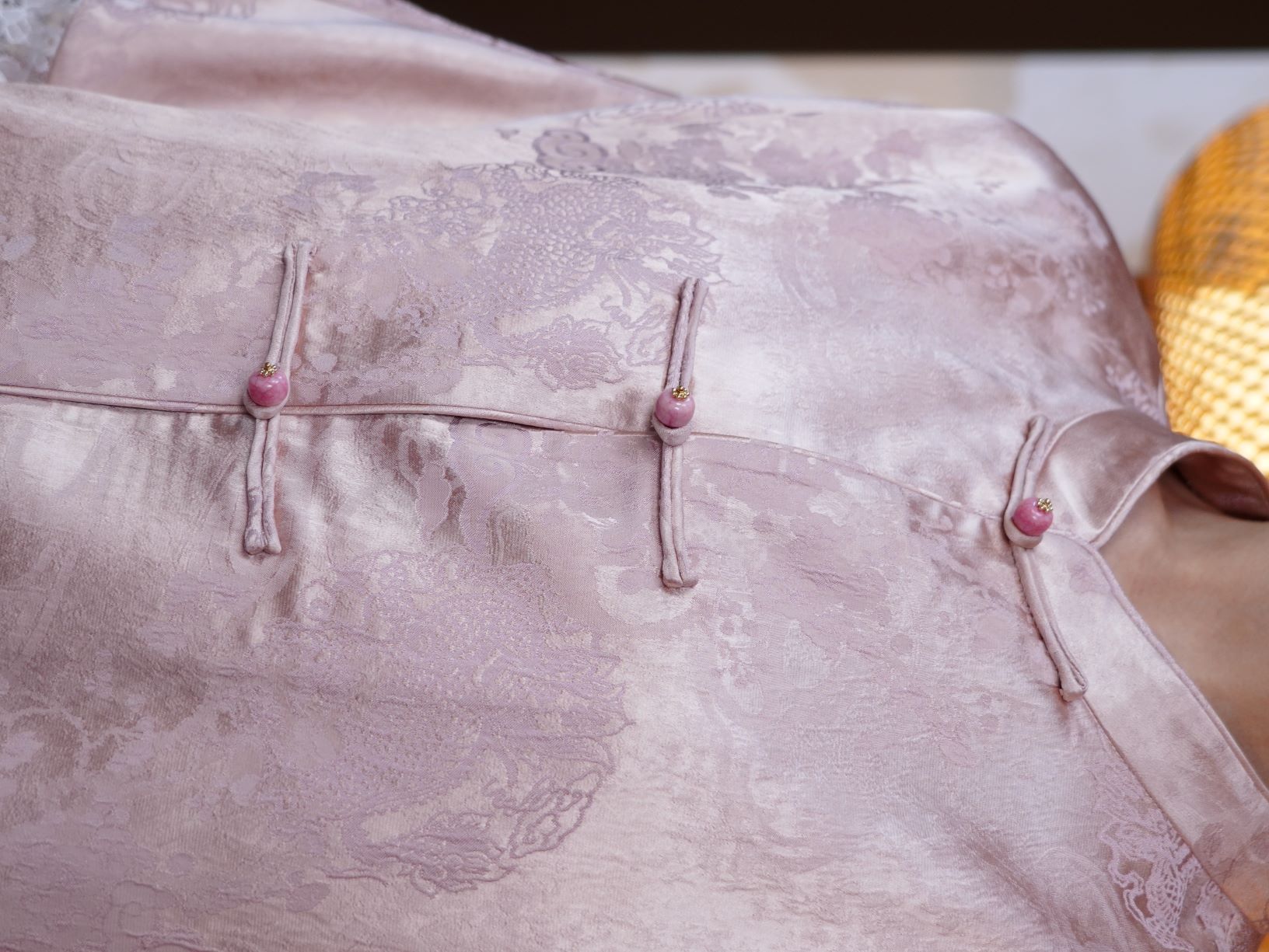 古月茗里【朱槿凝姿】新中式设计感显白藕粉色暗纹提花袖口下摆蕾丝拼接手工盘扣立领五分袖上衣