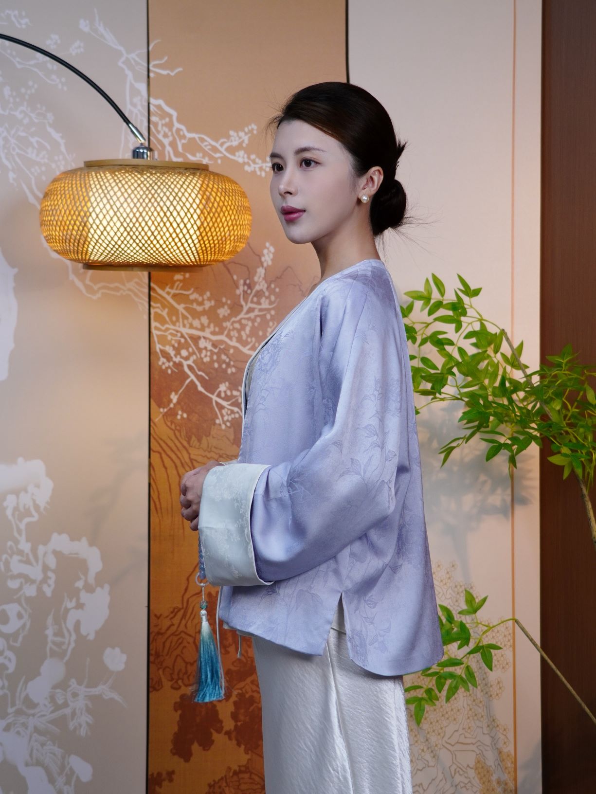 古月茗里【素锦凝香】新中式淡蓝色暗纹提花白色撞袖前后不规则苏盘单扣V领薄上衣