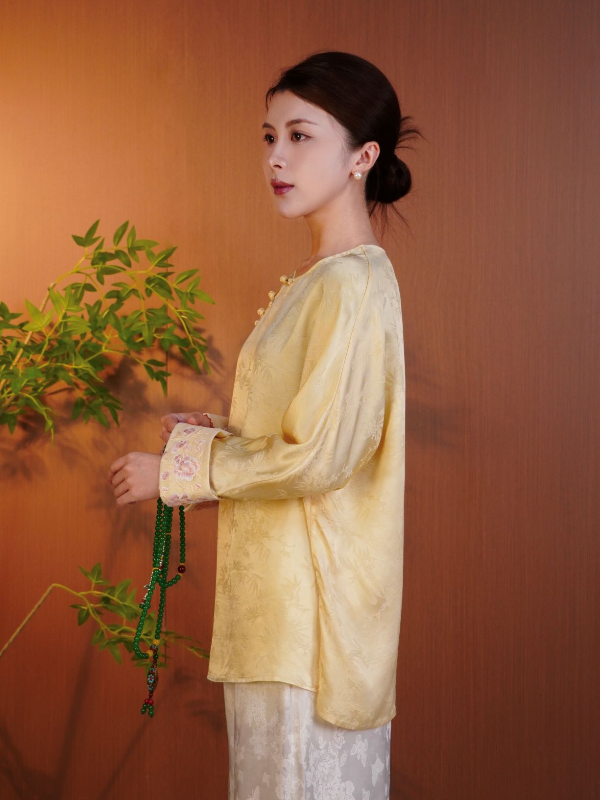 古月茗里【繁英点素】新中式必入百搭显瘦款鹅黄色草色丝质斜襟盘扣袖口刺绣圆领长袖上衣