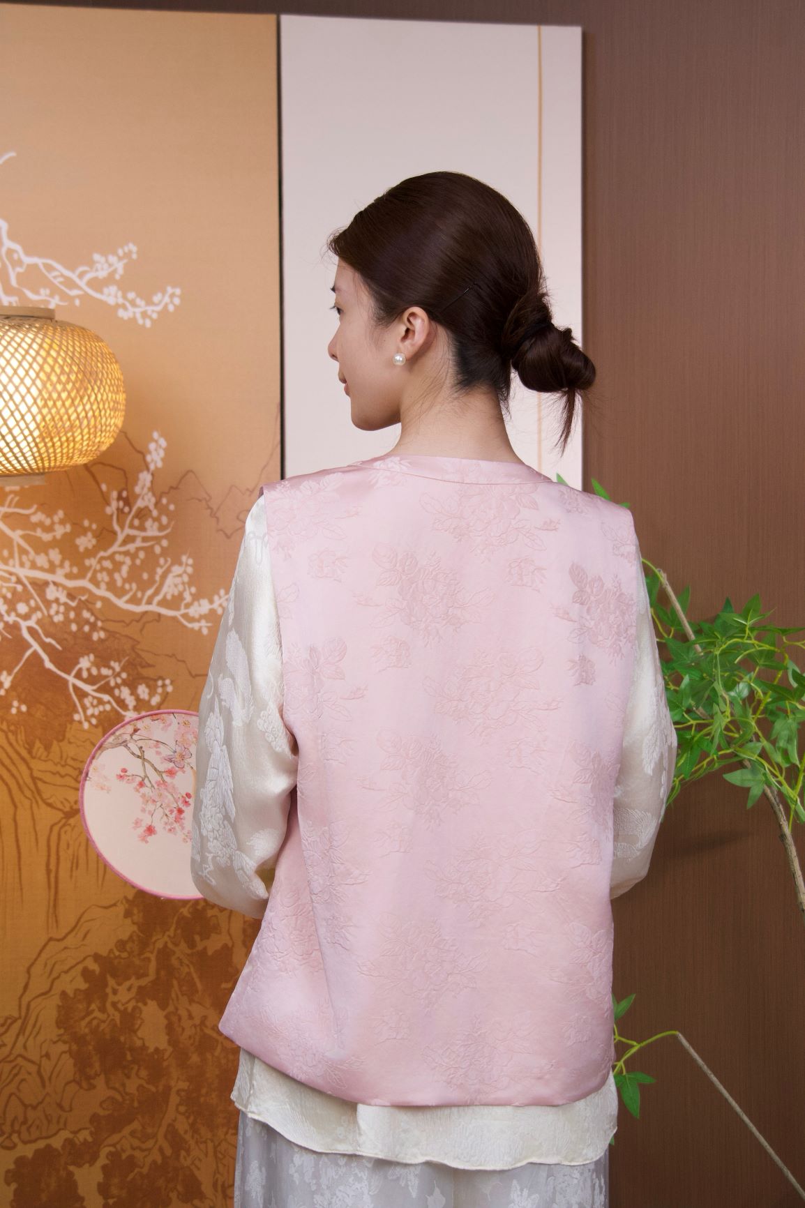 古月茗里【粉韵嫣然】新中式粉色暗纹提花流苏盘扣不规则下摆圆领马甲