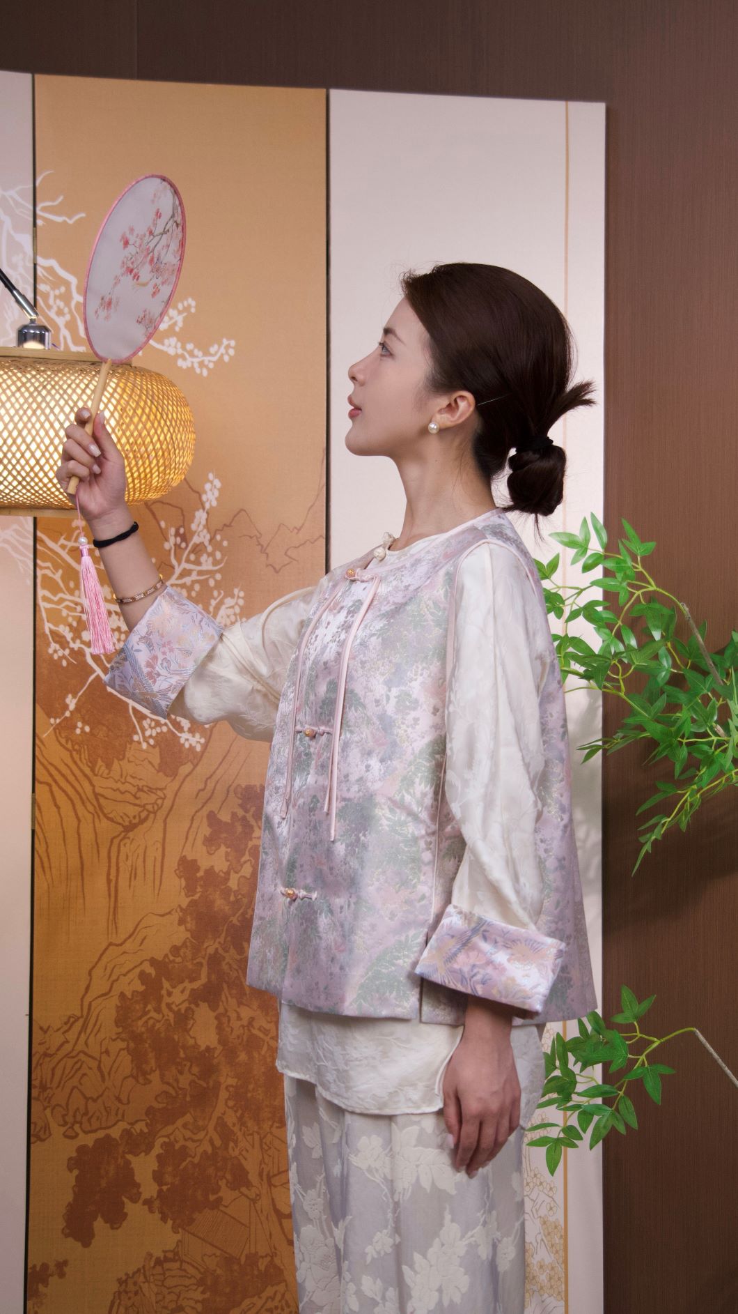 古月茗里【粉绡叠翠】新中式粉色宋锦郁郁葱葱图流苏盘扣圆领马甲