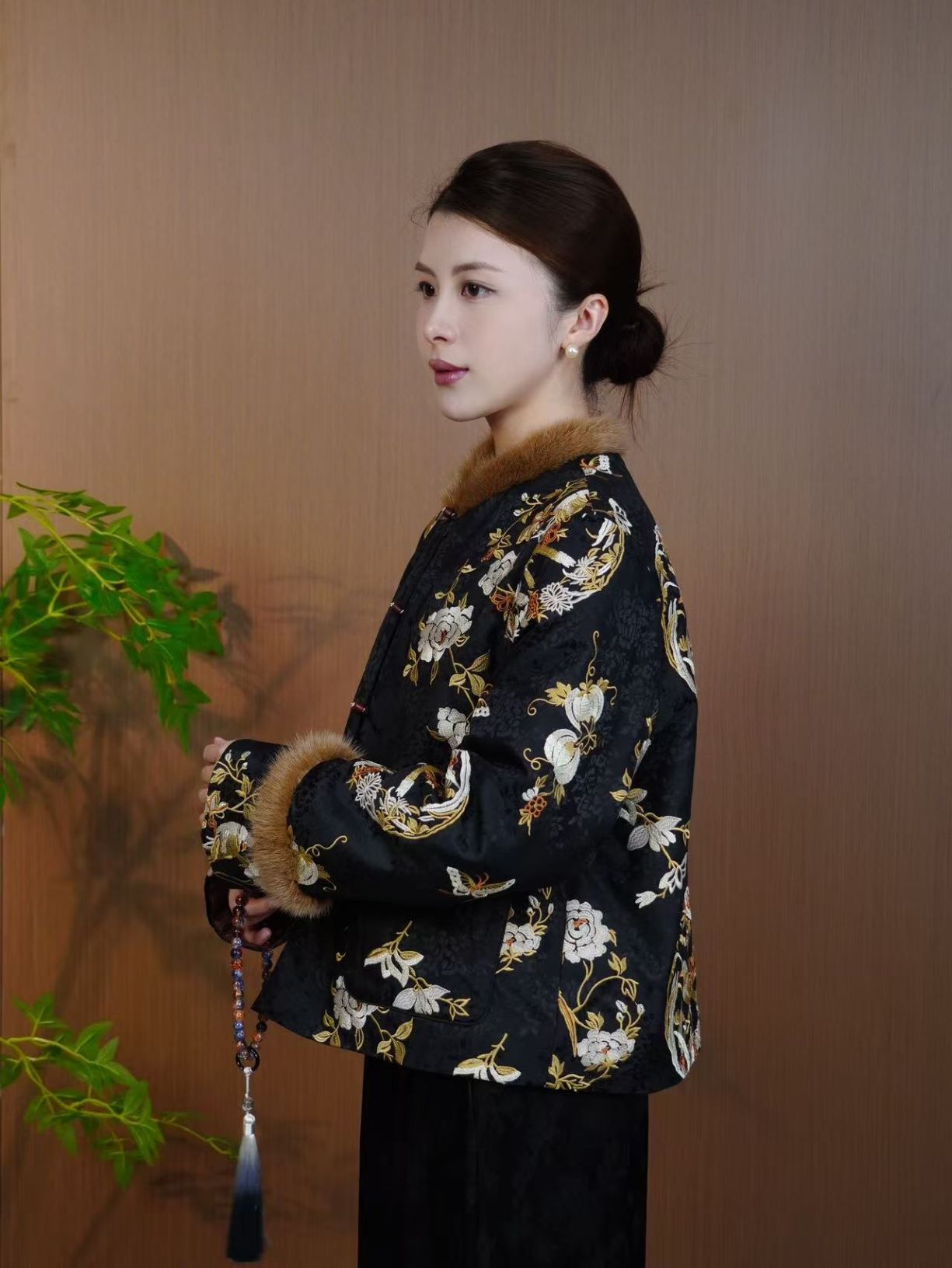 古月茗里【喜上眉梢】新中式喜鹊牡丹图绣花木质盘扣毛毛立领棉服外套