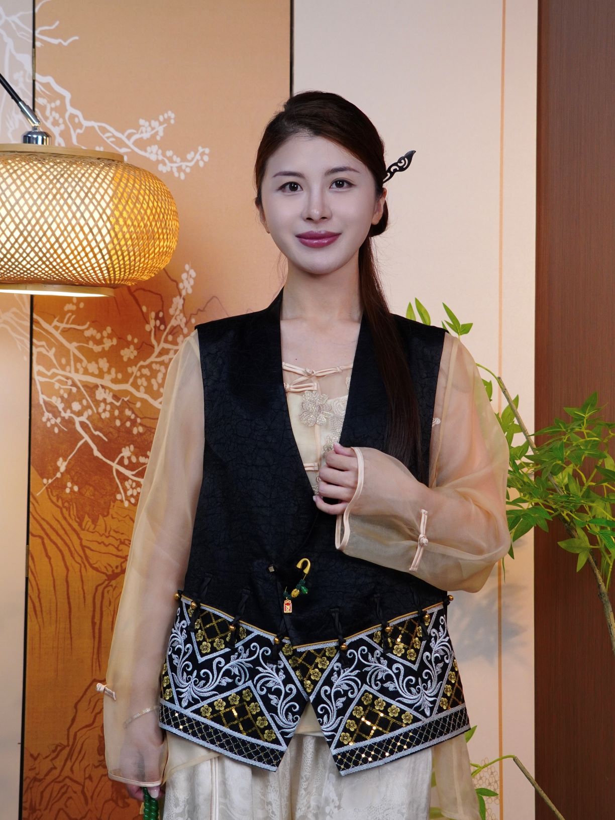 古月茗里【墨染风华】新中式黑色醋酸龟裂纹不规则下摆刺绣拼接马甲