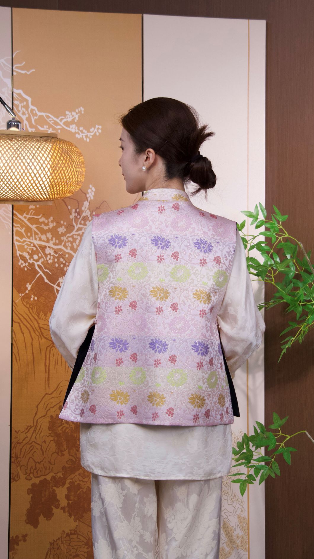 古月茗里【粉锻裁云】新中式宋锦花型图案金色盘扣立领粉色马甲