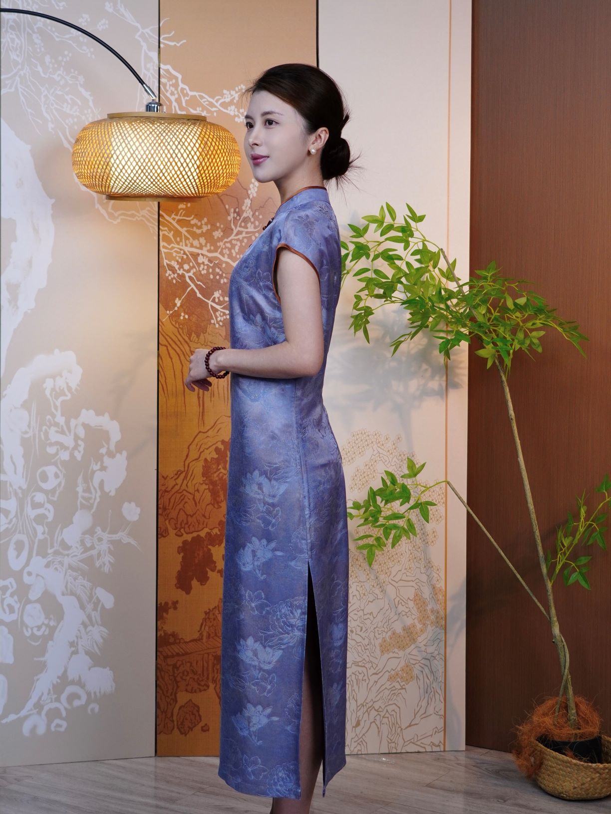 古月茗里【檀香绣影】新中式香云纱靛蓝色斜襟盘扣暗纹提花立领左开叉旗袍