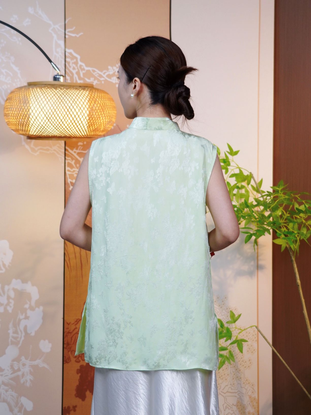 古月茗里【丹绮流芳】新中式必入款奥黛风显白草绿色暗纹提花手工盘扣立领无袖上衣