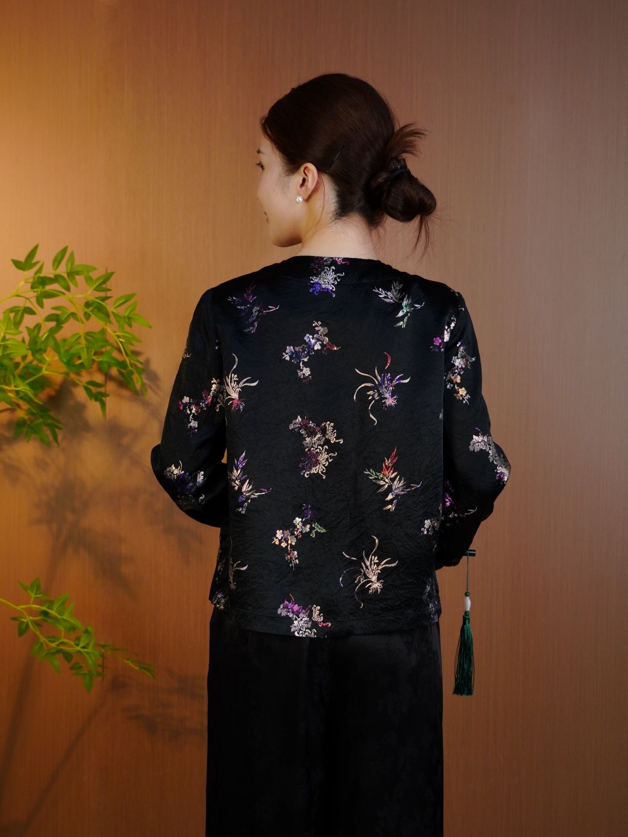 古月茗里【墨夜鎏星】新中式黑色醋酸缎面圆领盘扣薄外套