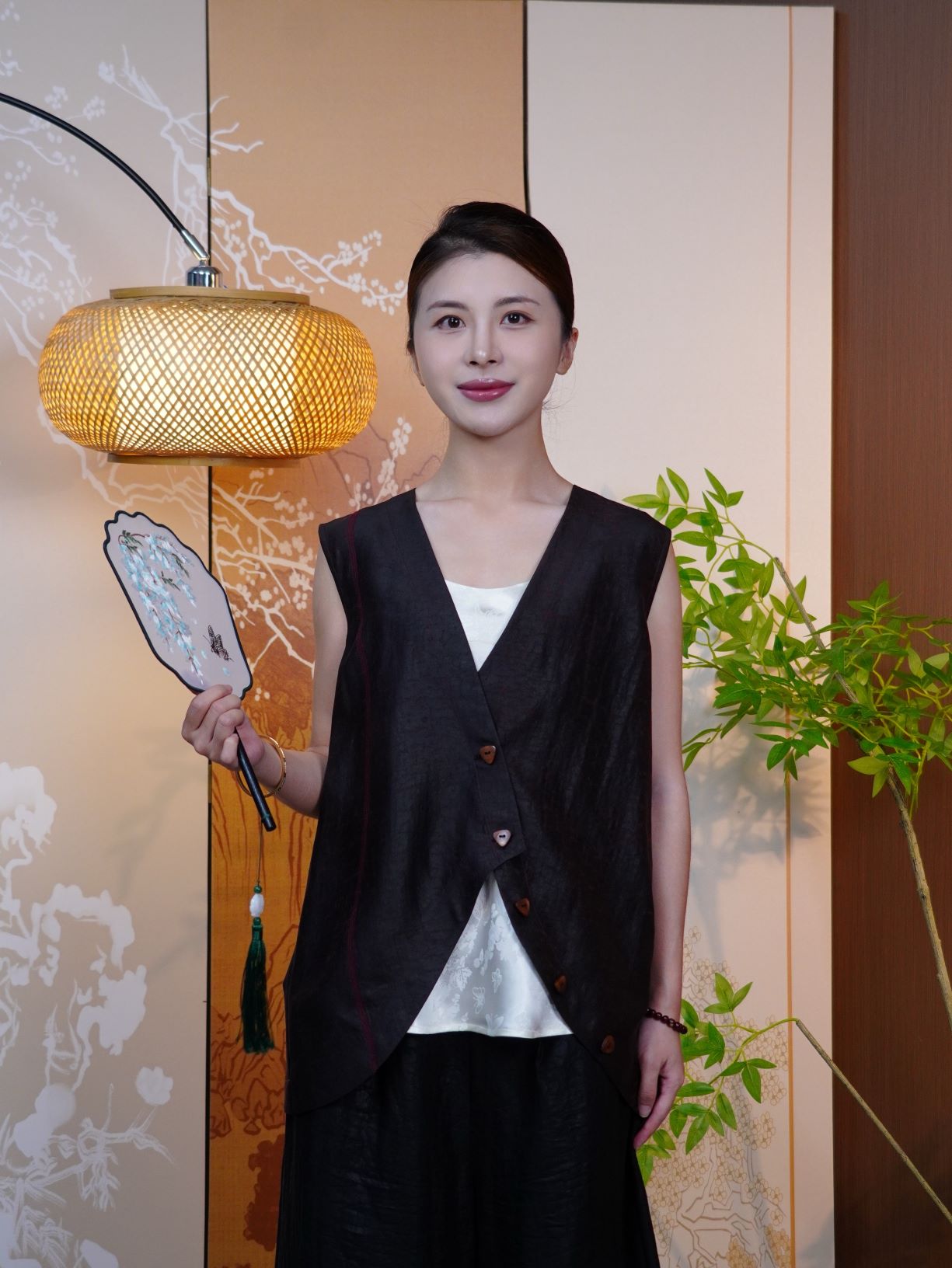 古月茗里【龟坼云绡】新中式龟裂纹香云纱不规则斜襟木质扣V领无袖马甲