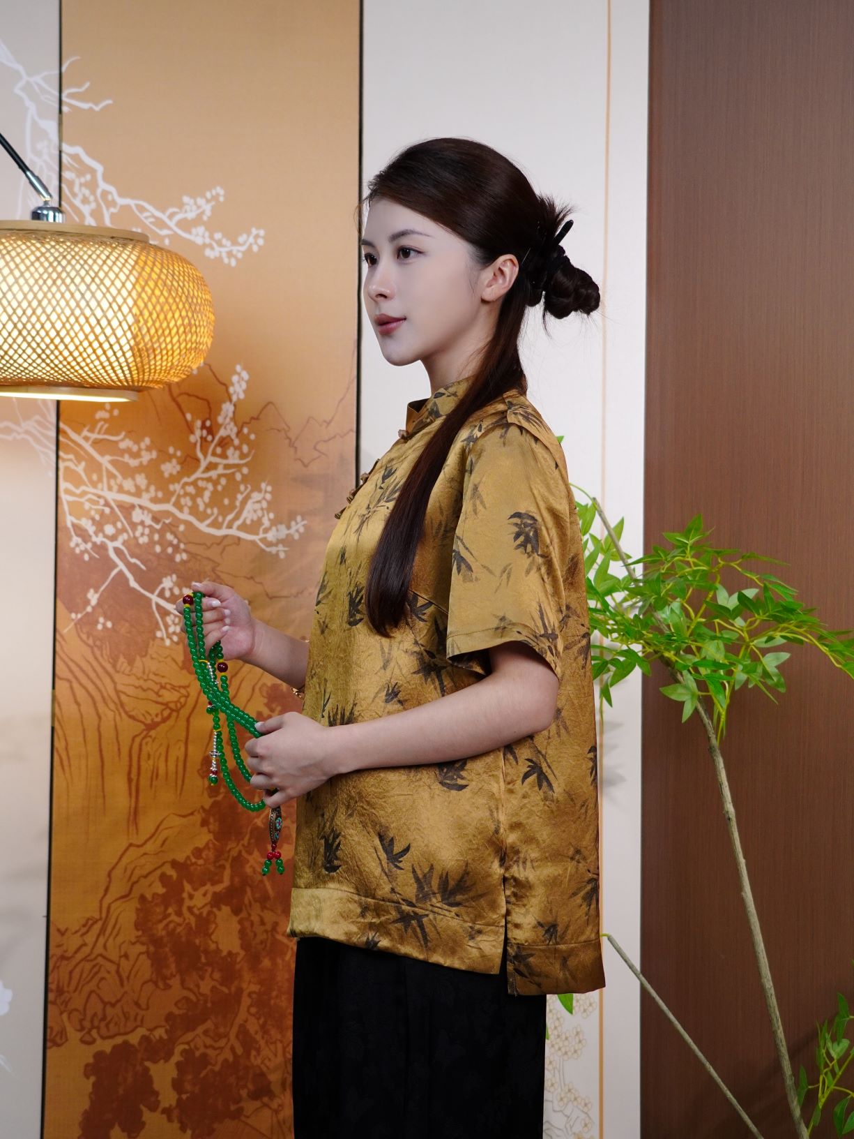 古月茗里【竹露鎏金】新中式金棕色醋酸缎面竹林印花立领盘扣斜襟短袖上衣