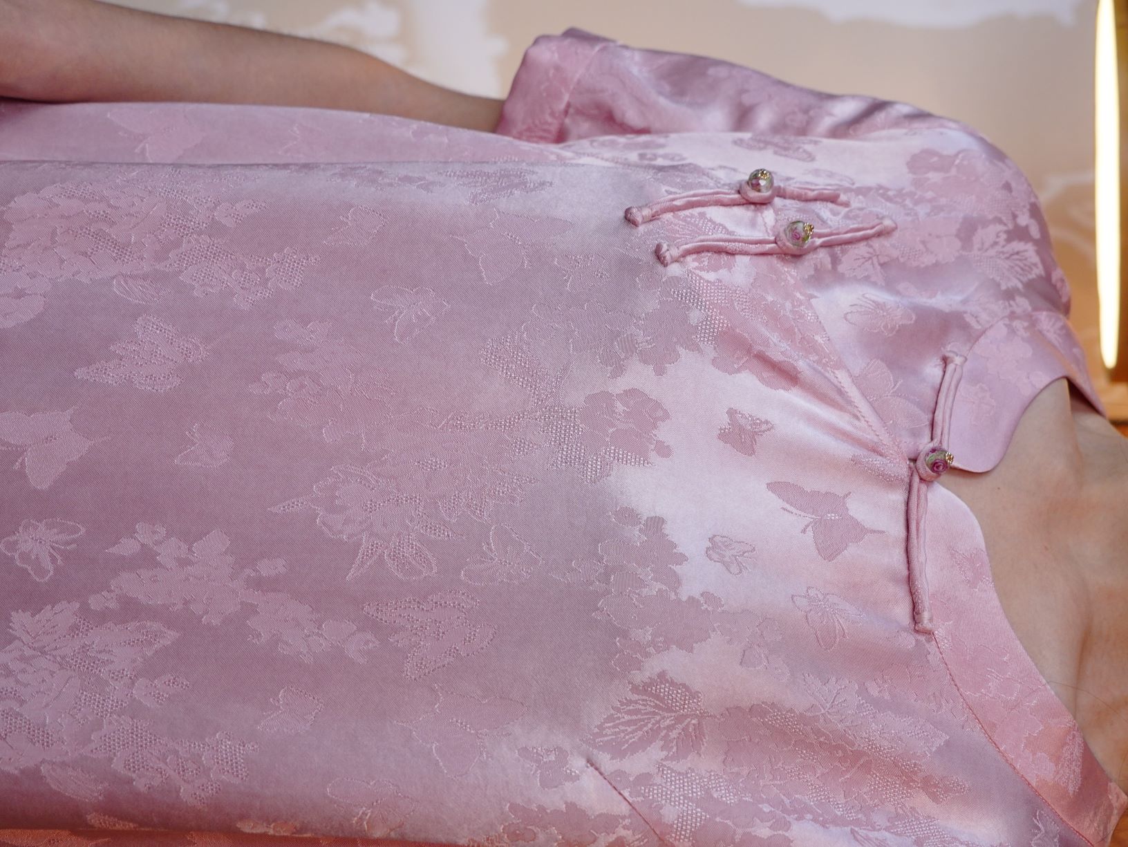 古月茗里【藕香凝露】新中式粉色蝴蝶暗纹提花圆领斜襟盘扣中长款侧开叉连衣裙