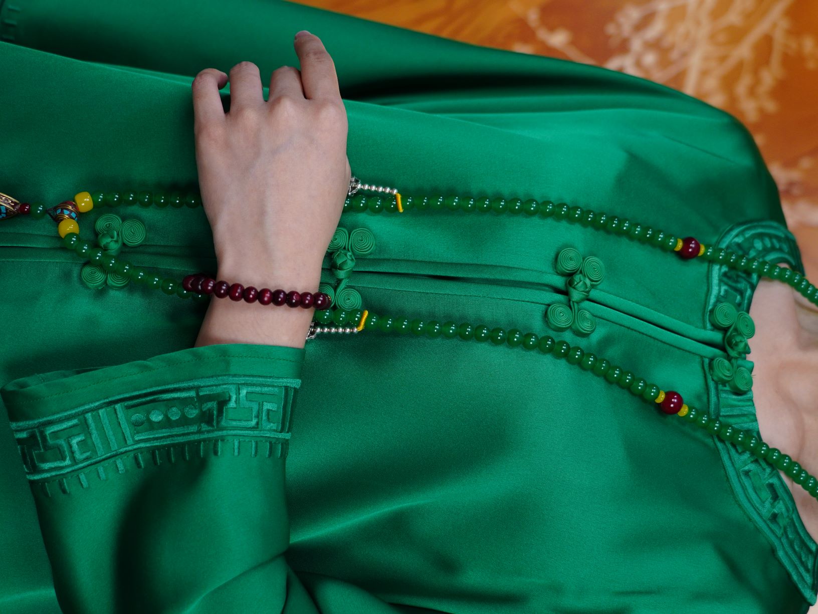 古月茗里【翠羽织锦】新中式祖母绿边缘刺绣手工盘扣圆领薄款上衣