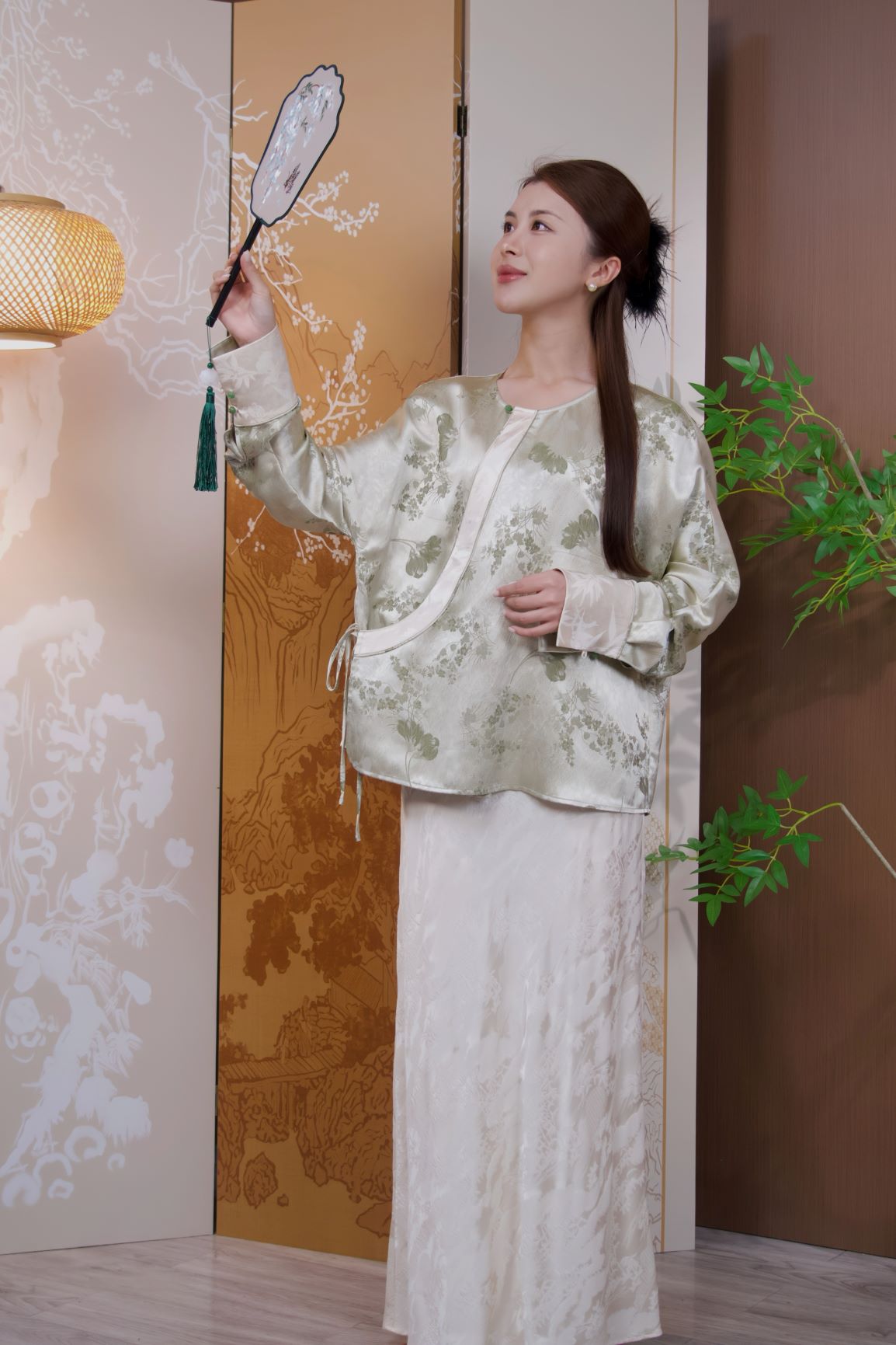 古月茗里【绿意盎然】新中式绿色梦幻印花流苏绑带落肩圆领白色拼袖外套