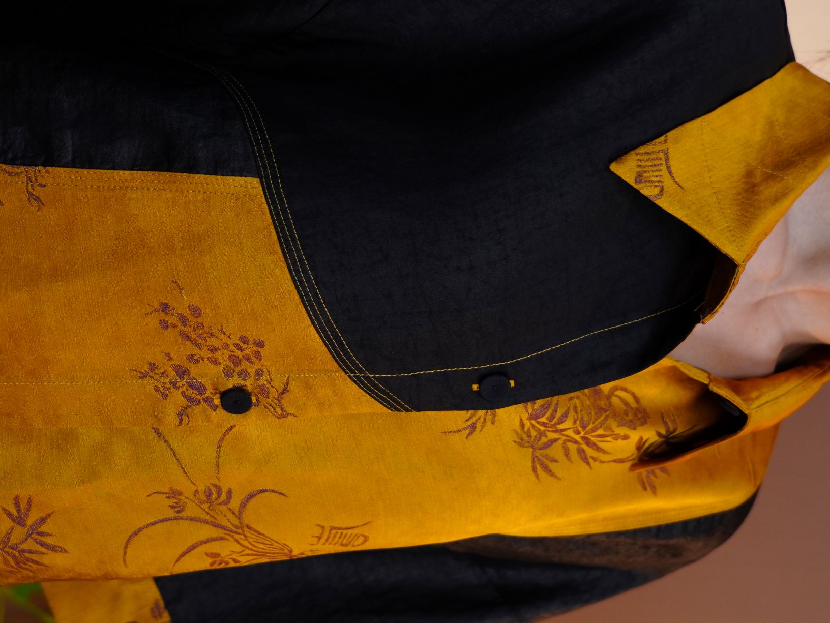 古月茗里【墨缀金章】新中式香云纱黑金撞色不规则拼接小翻领七分袖上衣