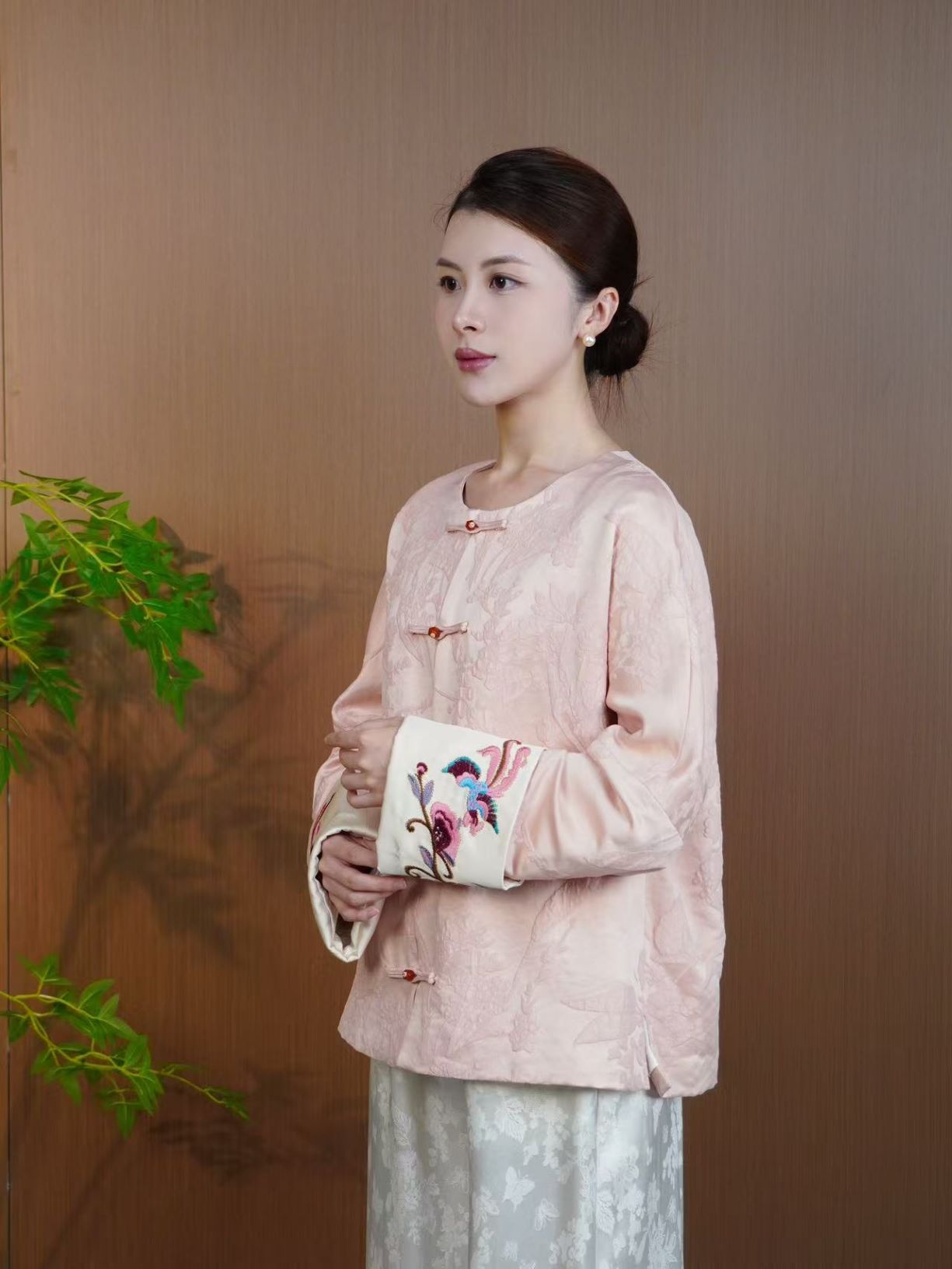 古月茗里【绣蝶栖衣】新中式粉色暗纹提花重工袖口刺绣盘扣圆领外套