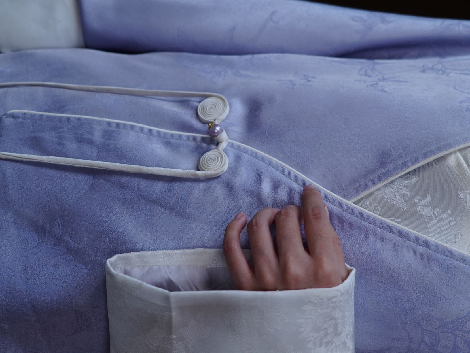 古月茗里【素锦凝香】新中式淡蓝色暗纹提花白色撞袖前后不规则苏盘单扣V领薄上衣