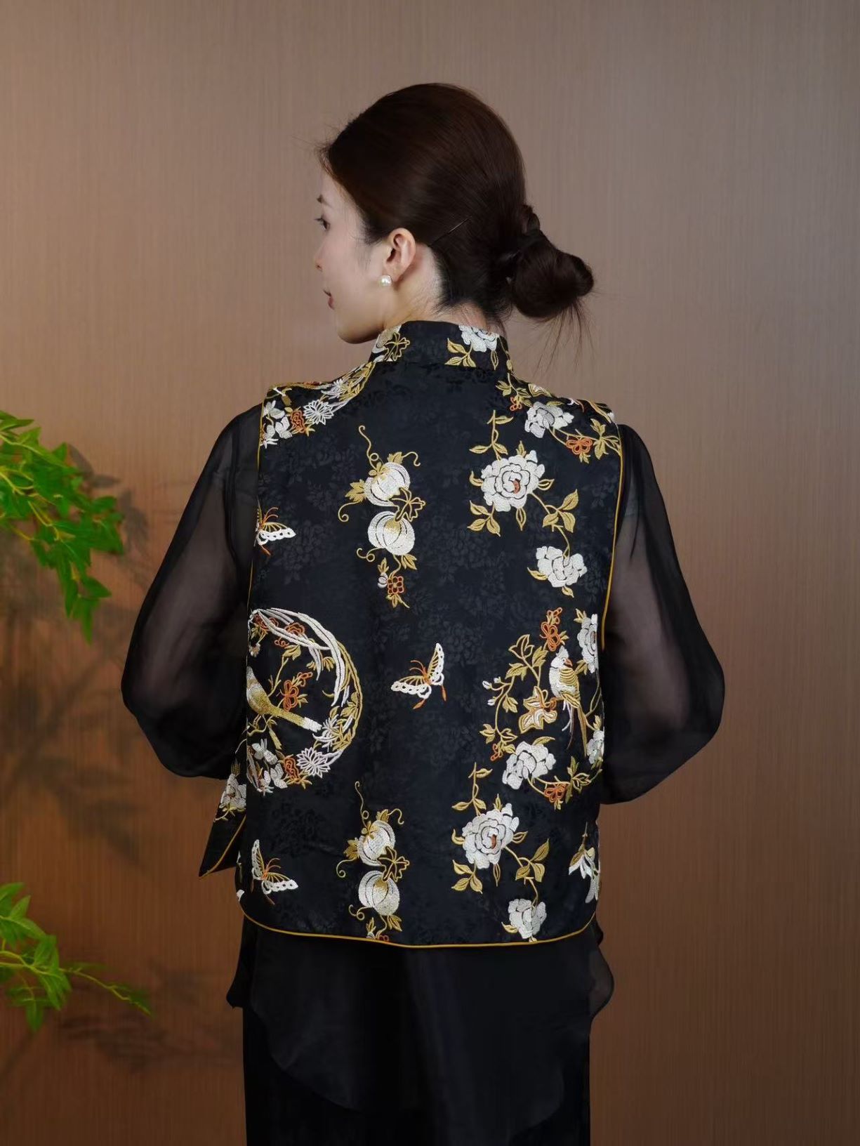 古月茗里【喜上眉梢】新中式喜鹊牡丹图绣花木质盘扣立领马甲