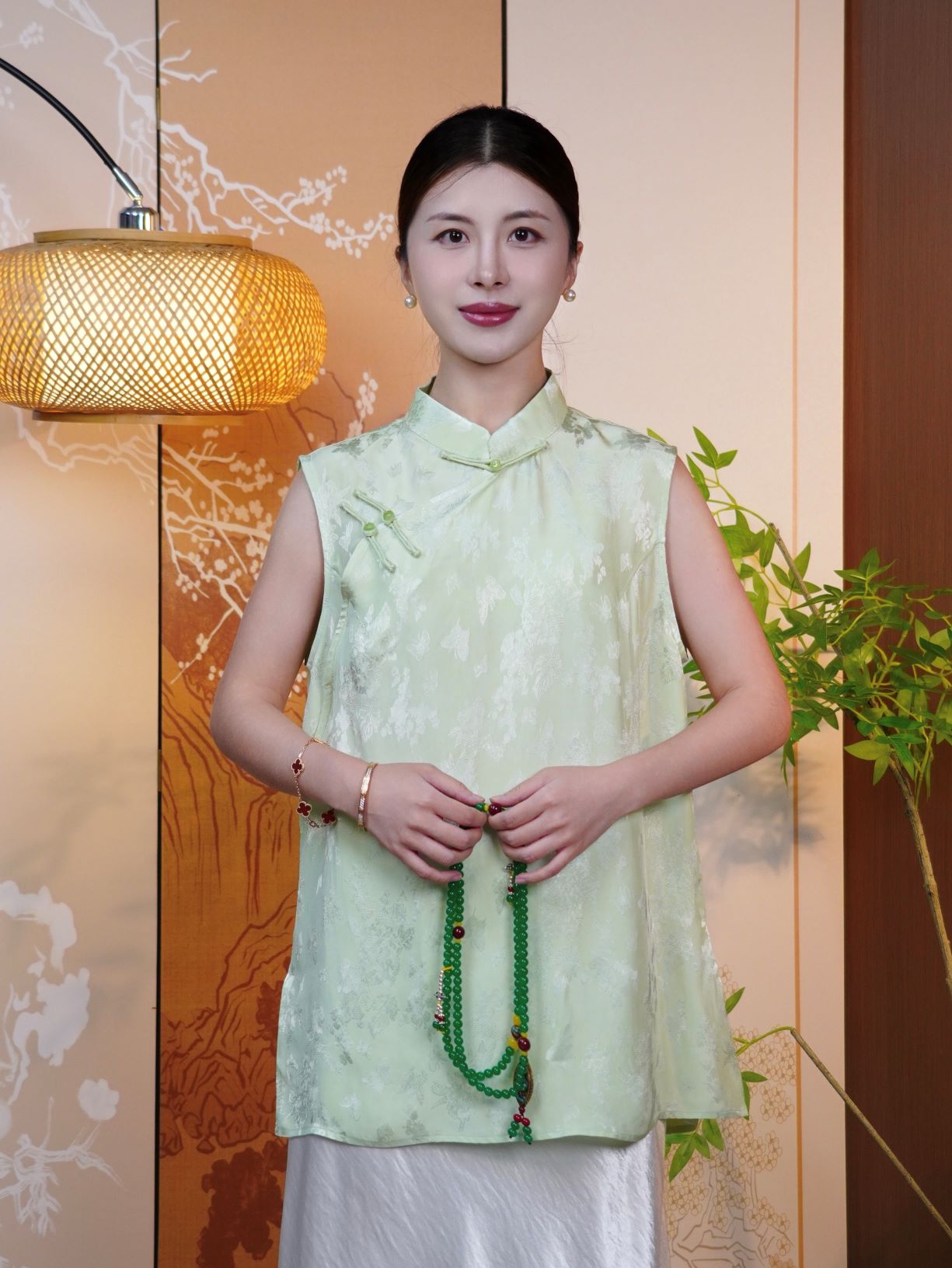 古月茗里【丹绮流芳】新中式必入款奥黛风显白草绿色暗纹提花手工盘扣立领无袖上衣