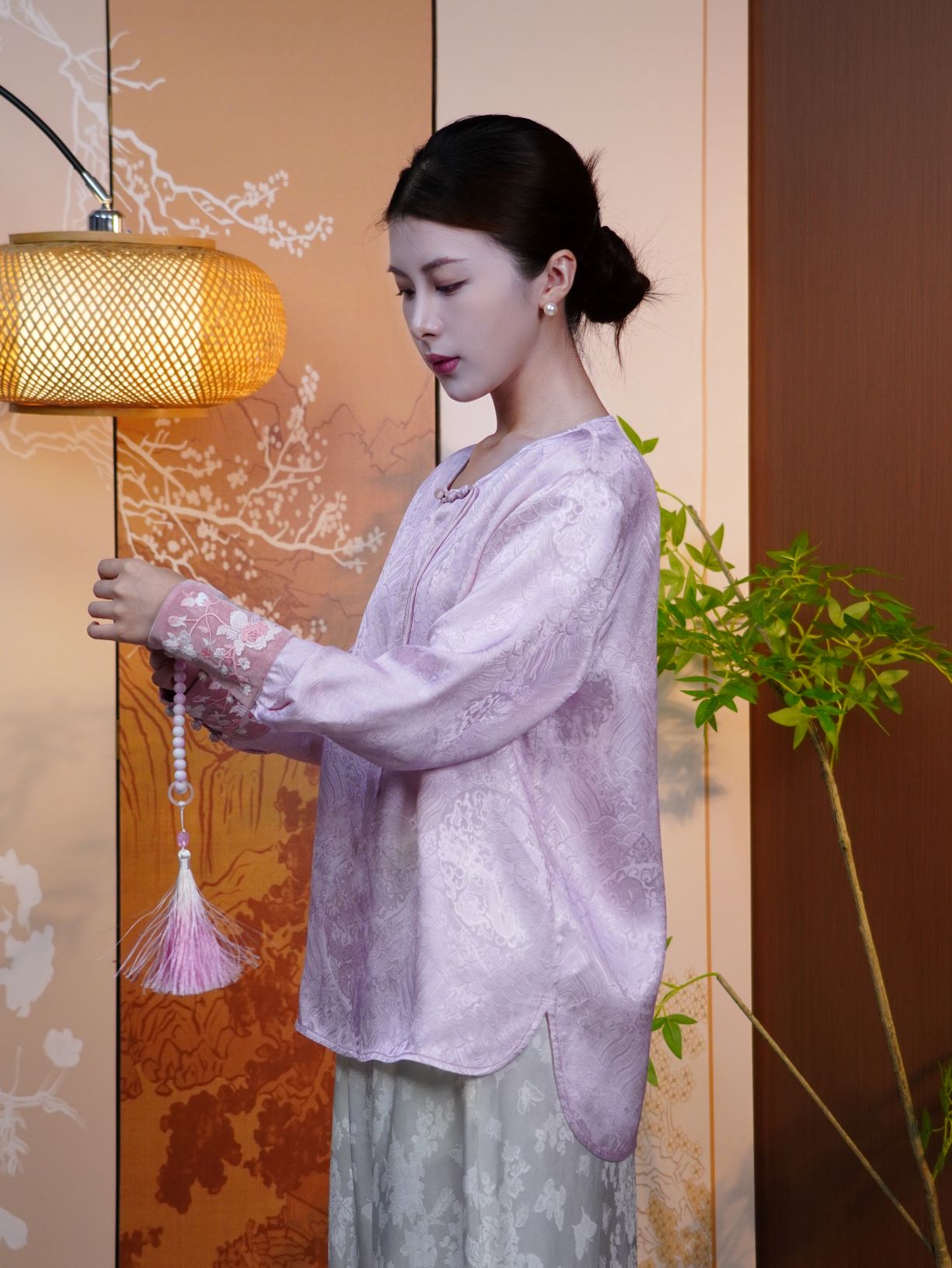 古月茗里【云岫轻罗】新中式必入款显白浅粉色暗纹提花手工流苏盘扣重工刺绣拼袖圆领百搭上衣