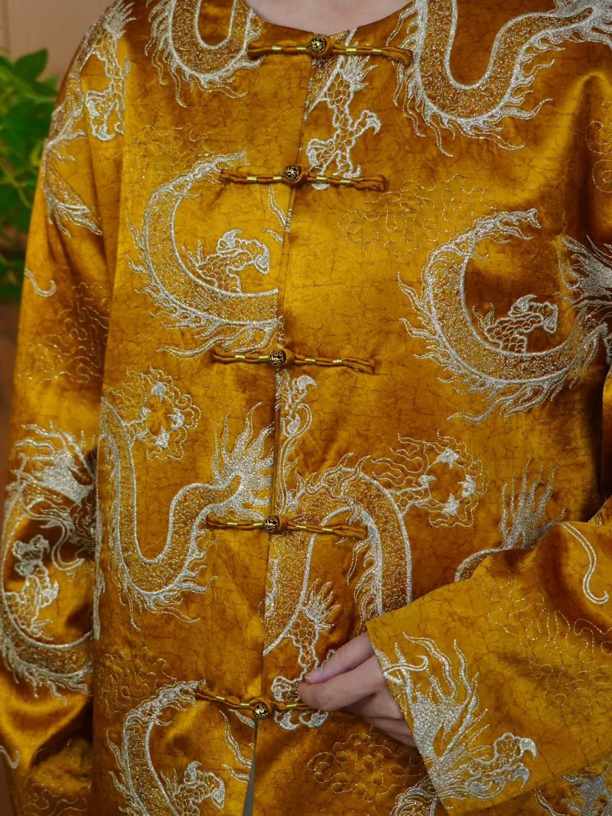 古月茗里【赤焰游龙】新中式重工游龙绣花黄色盘扣圆领棉服外套