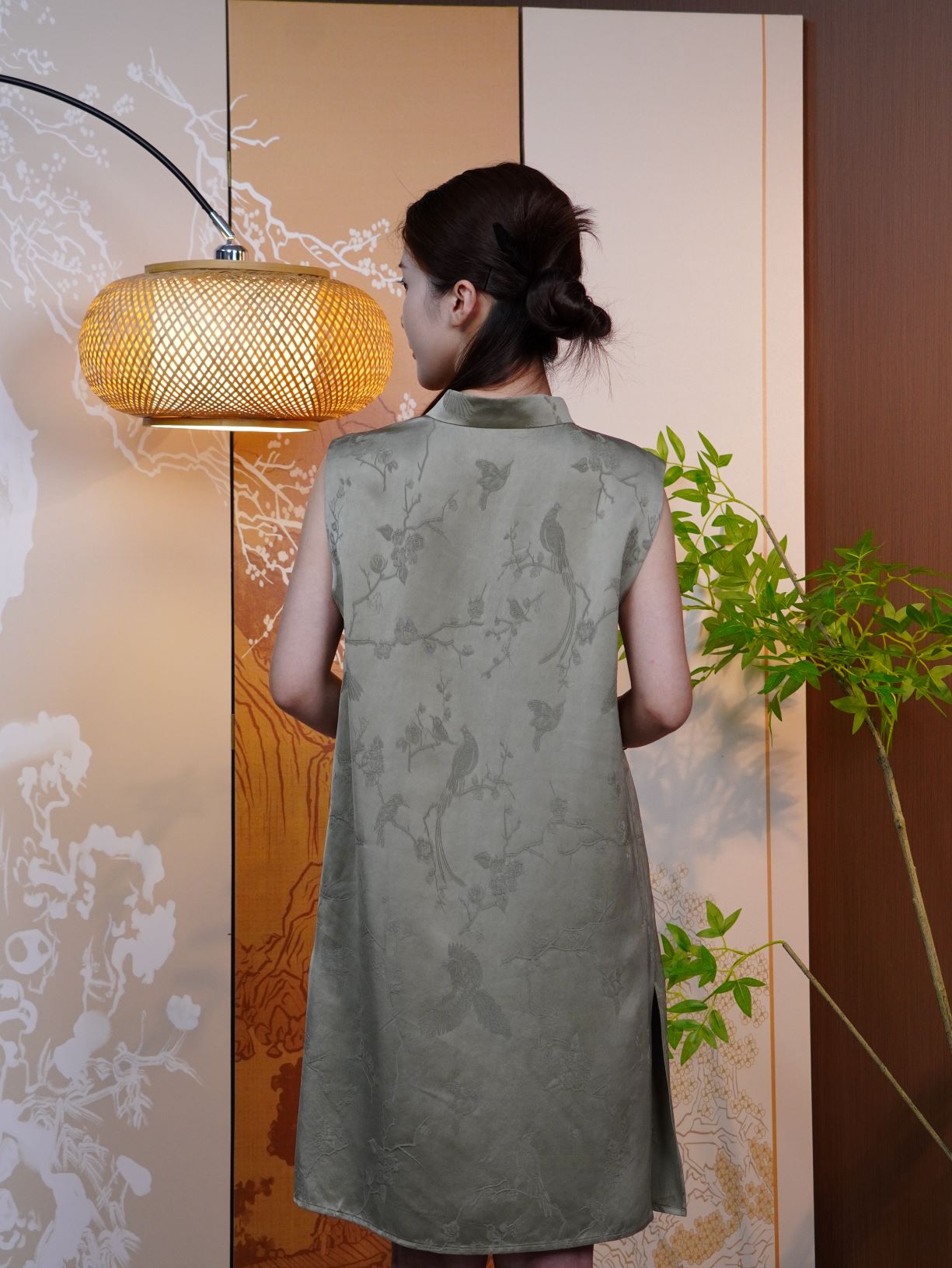 古月茗里【青蔼流翠】新中式墨绿色暗纹提花立领斜襟盘扣中长款侧开叉无袖连衣裙