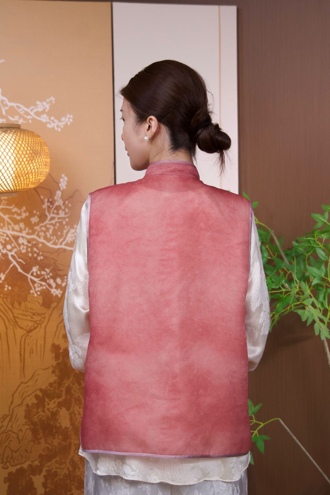 古月茗里【粉蕊琼英】新中式桑蚕丝刺绣盘扣立领粉色马甲（常规版）