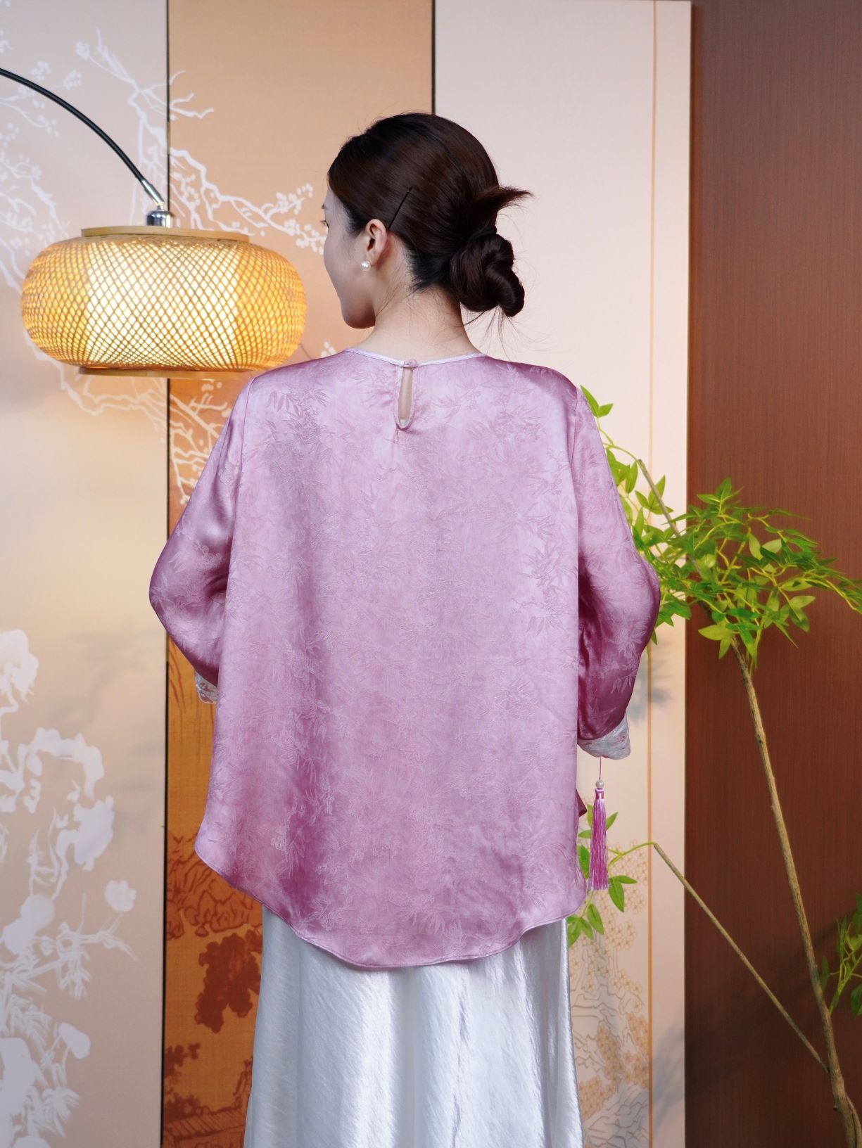 古月茗里【霜绫素影】新中式必入款显白藕粉色草色暗纹提花重工袖口珠绣领口装饰点缀圆领长袖上衣