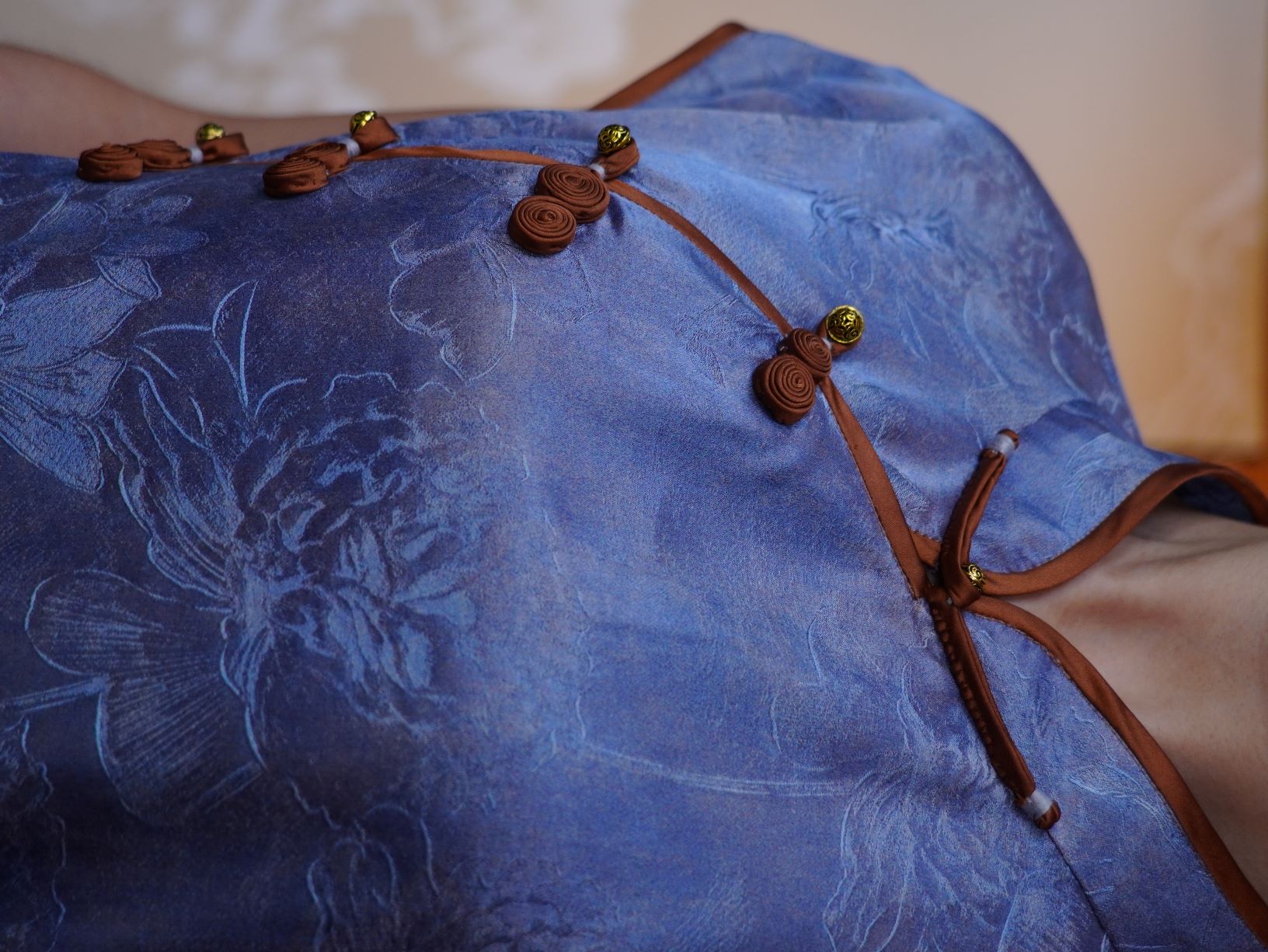 古月茗里【檀香绣影】新中式香云纱靛蓝色斜襟盘扣暗纹提花立领左开叉旗袍