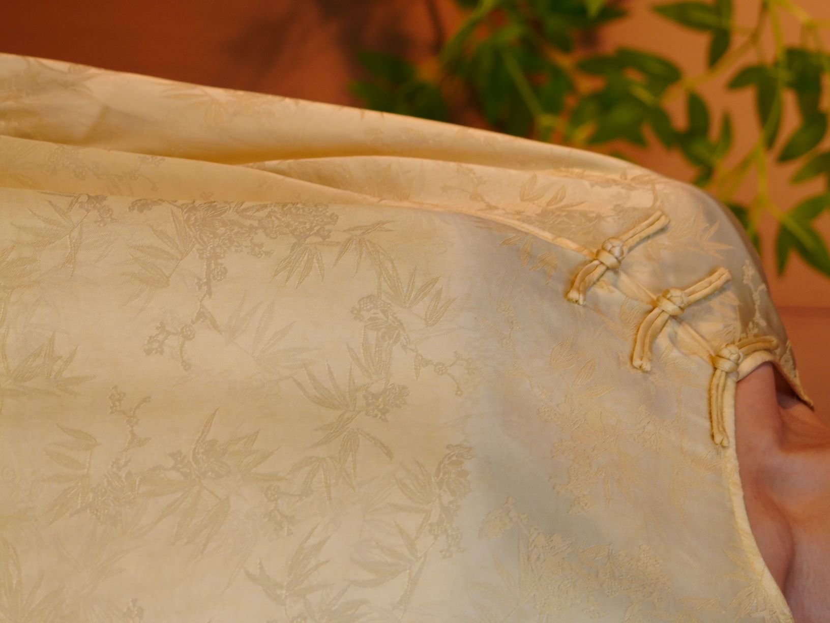 古月茗里【繁英点素】新中式必入百搭显瘦款鹅黄色草色丝质斜襟盘扣袖口刺绣圆领长袖上衣