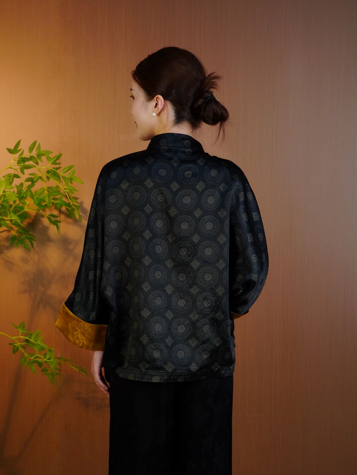 古月茗里【招财进宝】新中式醋酸香云纱铜钱印花黄色拼袖立领九分袖上衣外套