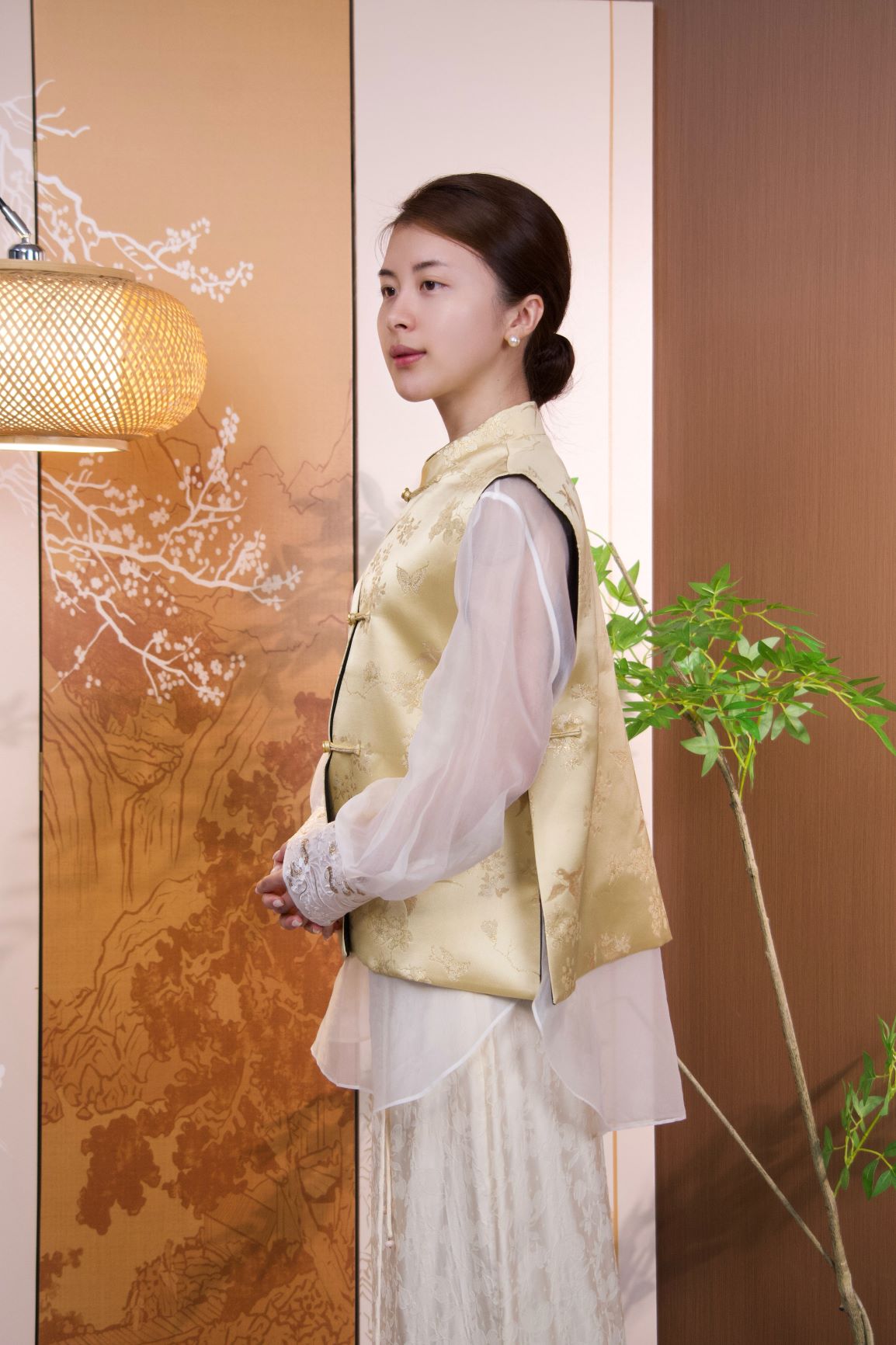 古月茗里【郁金流芳】新中式淡黄色绣花金色盘扣圆领马甲