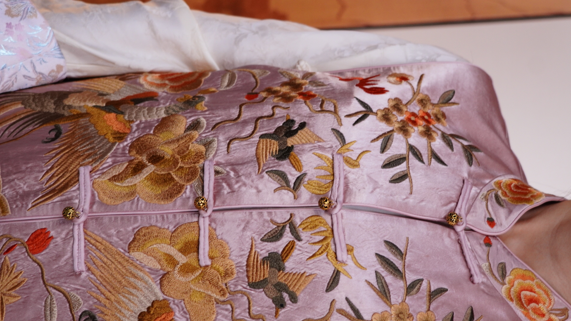 古月茗里【粉影琼姿】新中式粉色双凤吉祥重工刺绣金色盘扣立领马甲