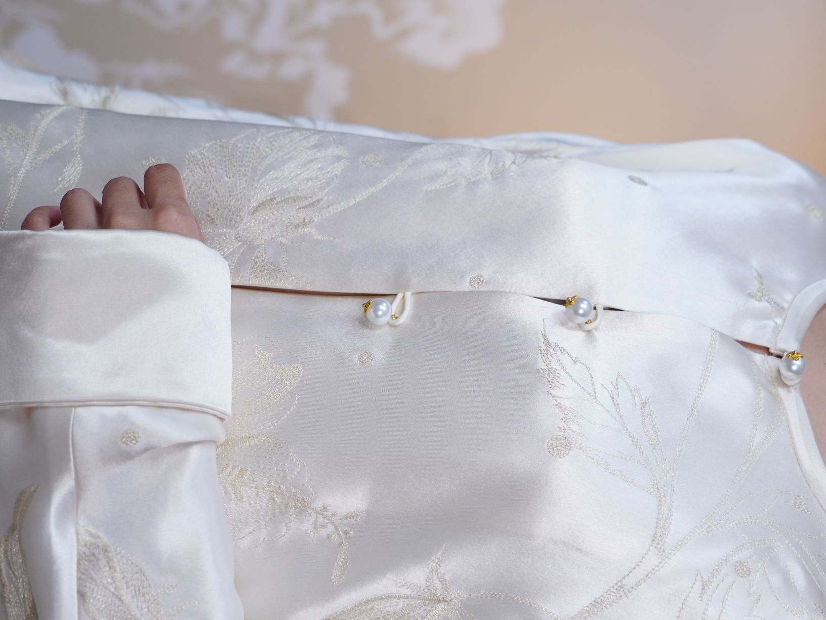 古月茗里【珠圆玉润】新中式雪白色光泽感明线提花圆领珍珠纽扣春夏款外套