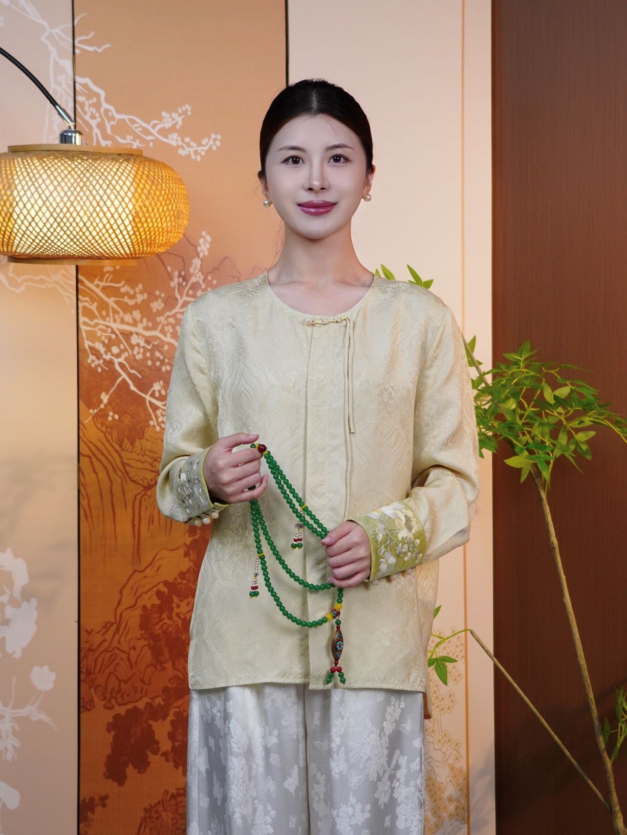 古月茗里【云岫轻罗】新中式必入款鹅黄色暗纹提花手工流苏盘扣重工刺绣拼袖圆领百搭上衣