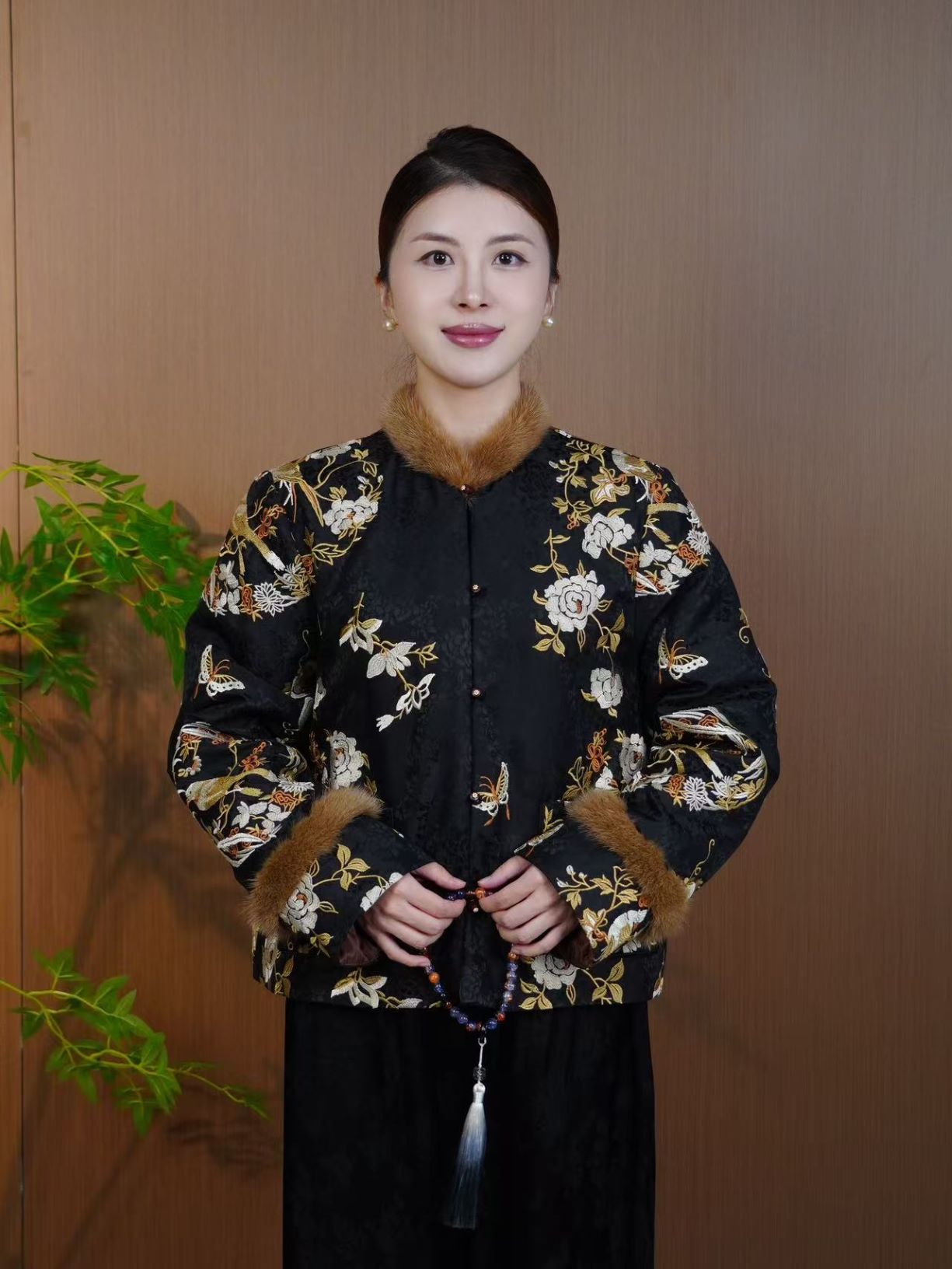 古月茗里【喜上眉梢】新中式喜鹊牡丹图绣花木质盘扣毛毛立领棉服外套