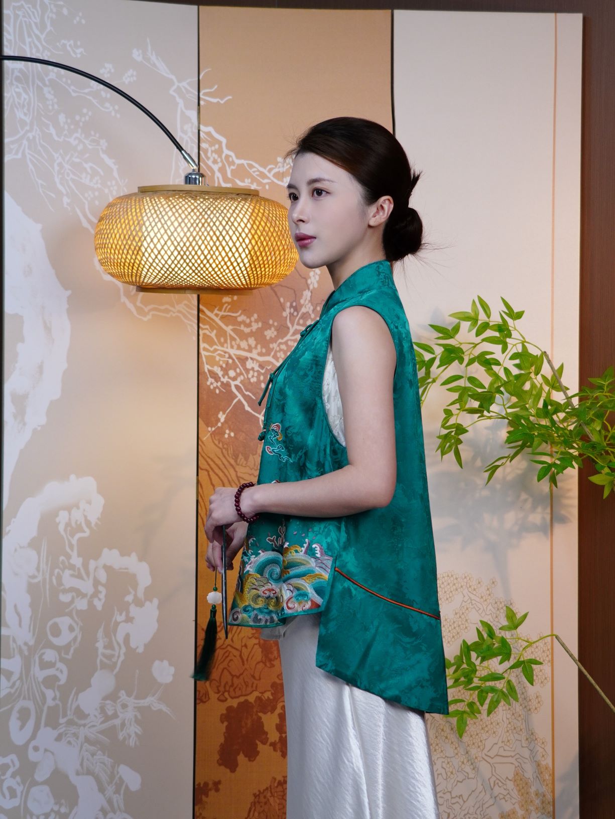 古月茗里【青衿绣云】新中式青绿色暗纹提花前后不规则重工下摆满绣流苏盘扣立领无袖马甲