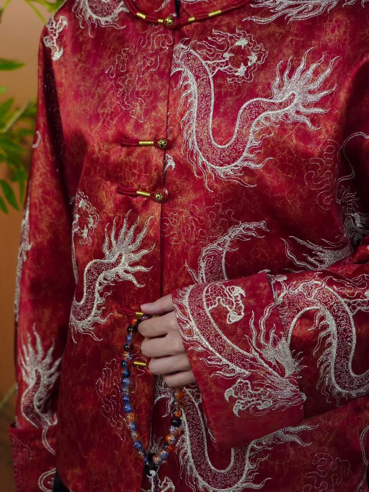 古月茗里【赤焰游龙】新中式重工游龙绣花红色不规则盘扣立领棉服外套