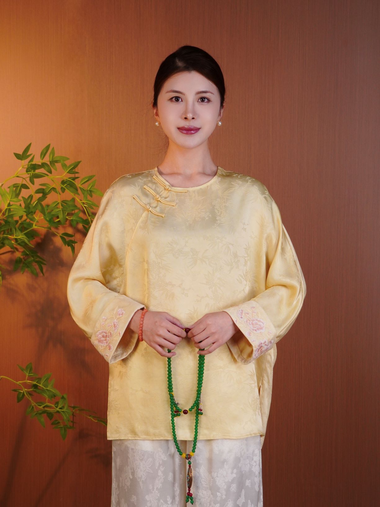 古月茗里【繁英点素】新中式必入百搭显瘦款鹅黄色草色丝质斜襟盘扣袖口刺绣圆领长袖上衣