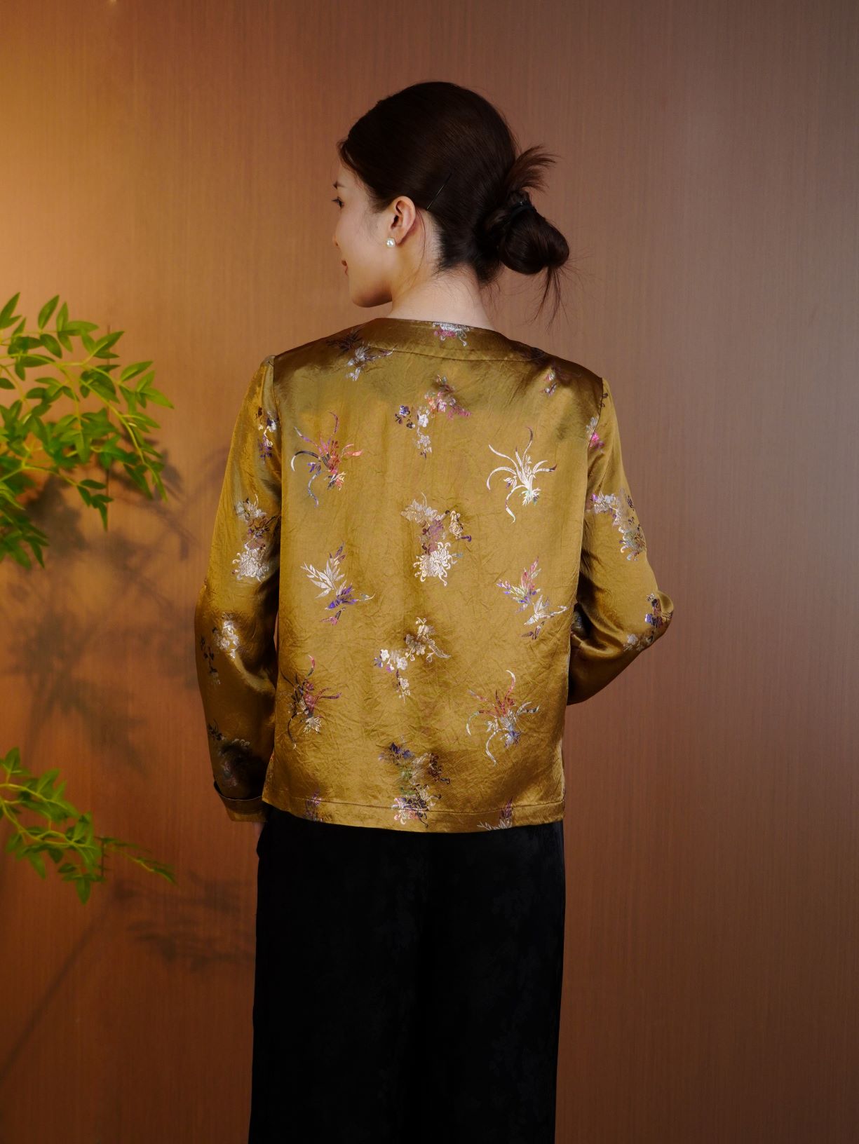 古月茗里【玄金耀纹】新中式姜黄色亮面印花纹理感盘扣薄款圆领外套