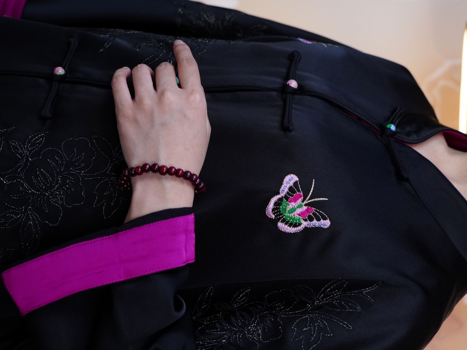 古月茗里【蝶舞翩翩】新中式珠光黑蝴蝶绣花玫红色撞袖盘扣立领领薄外套